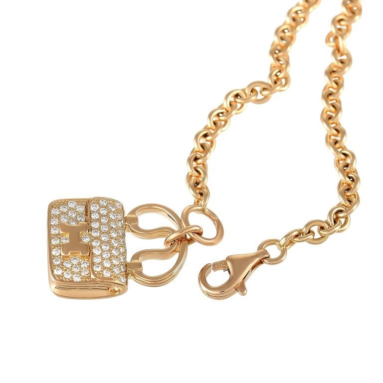 Dieses schöne Hermes Constance Amulette 18K Gelbgold 0,56 ct Diamant Armband ist ein klassisches Hermes Angebot. Das Armband ist mit einer dicken Kette aus 18 Karat Gelbgold gefertigt, die mit einem Karabinerverschluss am Handgelenk befestigt wird.