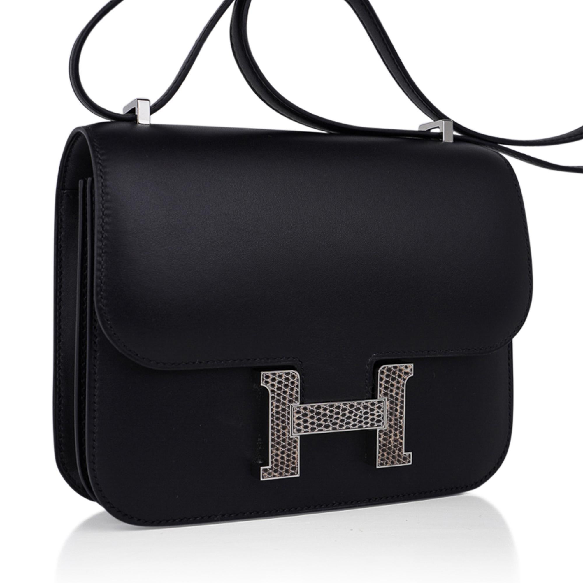 Mightychic offers an Hermes Constance 18 bag featured in Black Madame leather.
SO chic with the Ombre Lizard buckle trimmed in Palladium.
Carried by hand, over the shoulder, or crossbody.
HERMES PARIS MADE IN FRANCE is stamped on front under