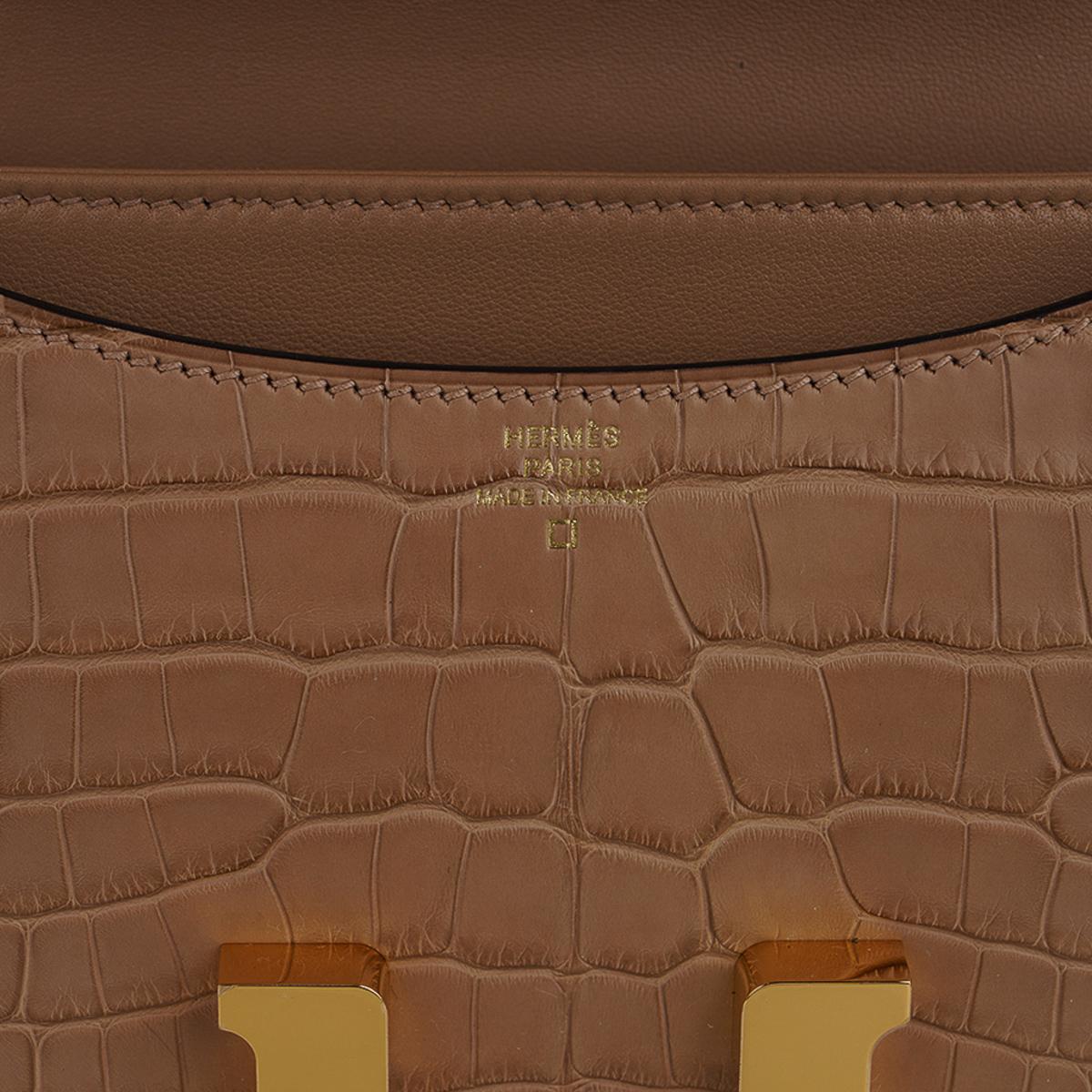 Hermès - Sac Constance 18 Chai en alligator mat et accessoires dorés Pour femmes en vente