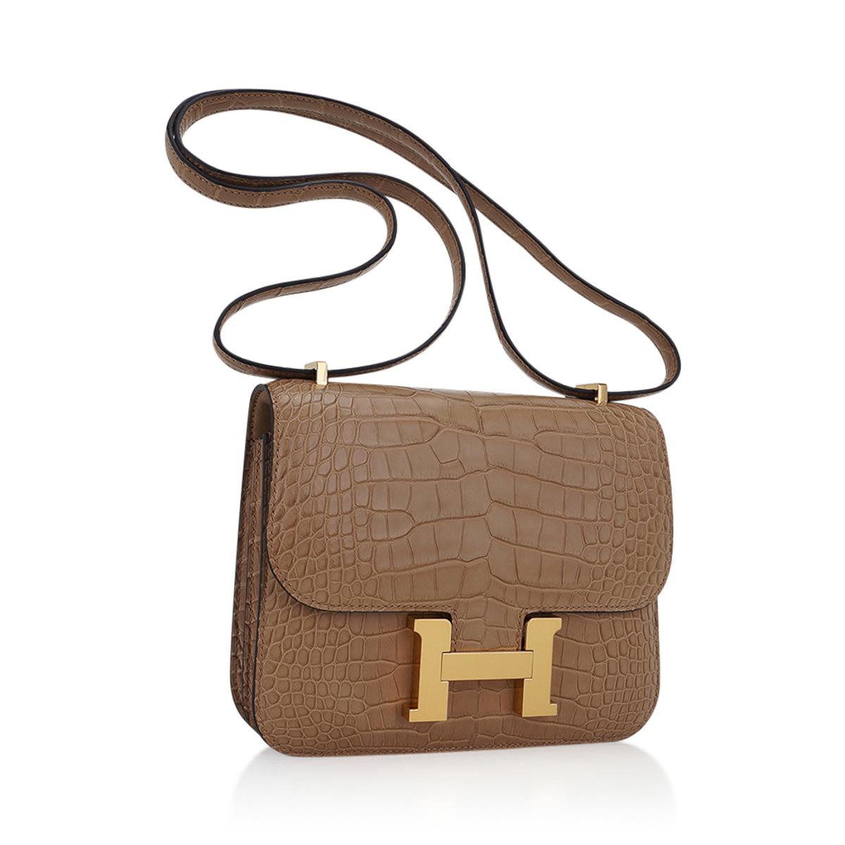 Mightychic offers an Hermes 18 Constance in warm Chai Matte Alligator.
A cross between toffee and chai tea this bag is delectable!
Accentuated with Gold hardware.
The effect is understated and rich.
Hermes Paris Made in France is stamped on front