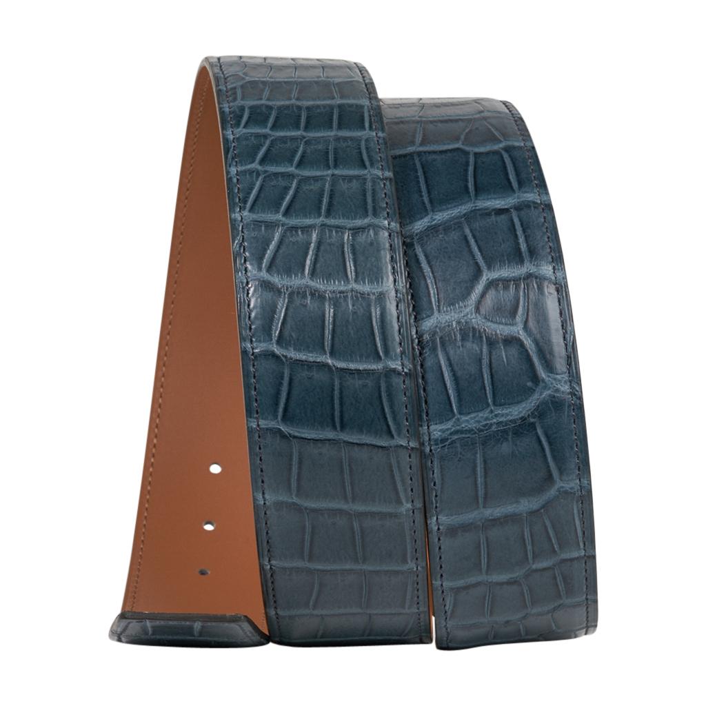 Mightychic propose une ceinture Hermès Constance 42 mm avec cuir réversible Bleu Tempete Matte Porosus Crocodile à Or. 
Fabuleuse boucle en H brossée et surdimensionnée signée Palladium. 
Aujourd'hui retiré de la circulation, il deviendra