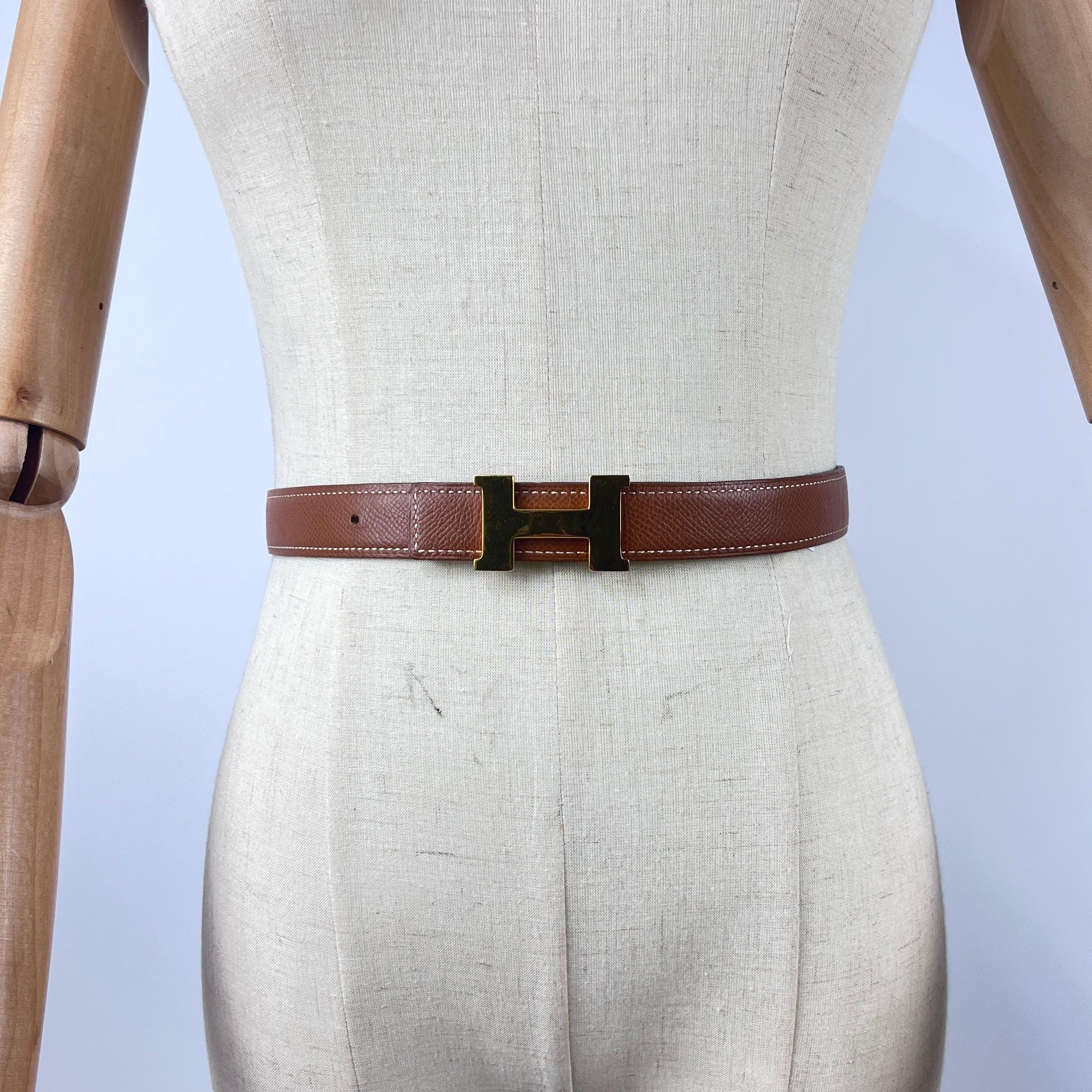 Elegant Hermès Constance belt in brown leather with the signature gold-tone “H” buckle. Date code ☐A (1997), made in France.
The belt is in very good condition; lightly worn and well preserved.
Length: 65 cm