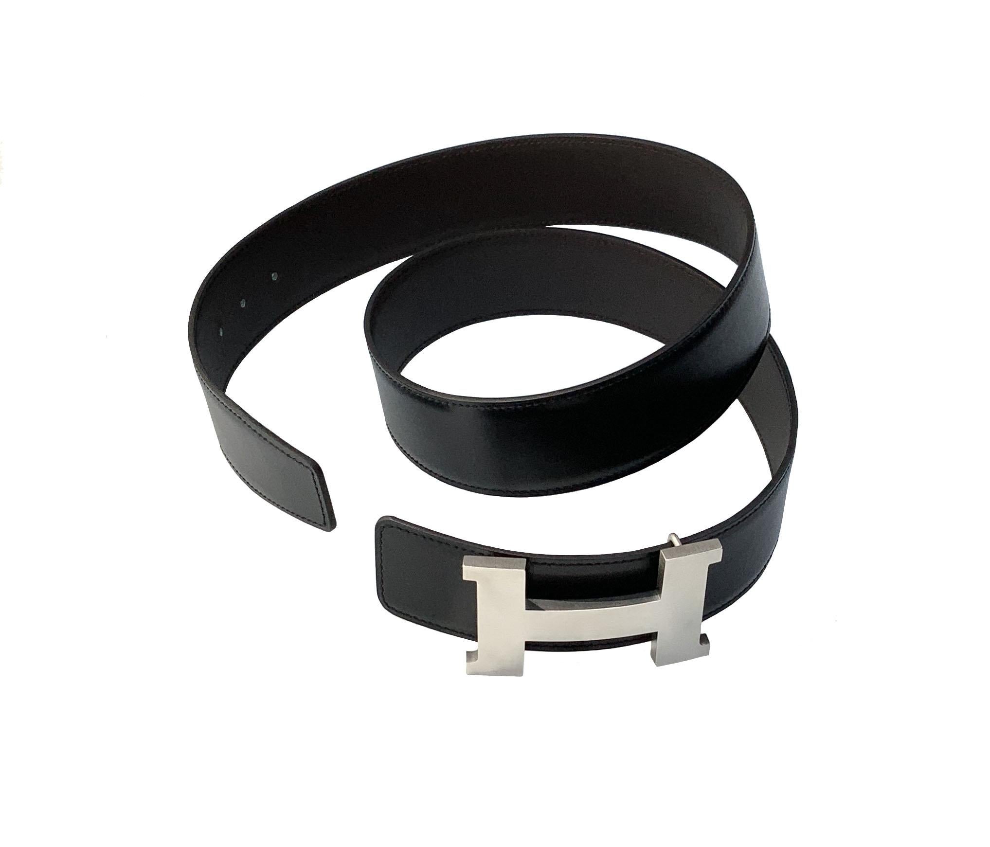 This pre-owned reversible Constance 42 belt from Hermès is crafted in the classic black Box leather and chocolat Chamonix leather with the iconic design Constance buckle in brushed palladium plated metal.

Year: 2011
BELT
Material: Box leather and