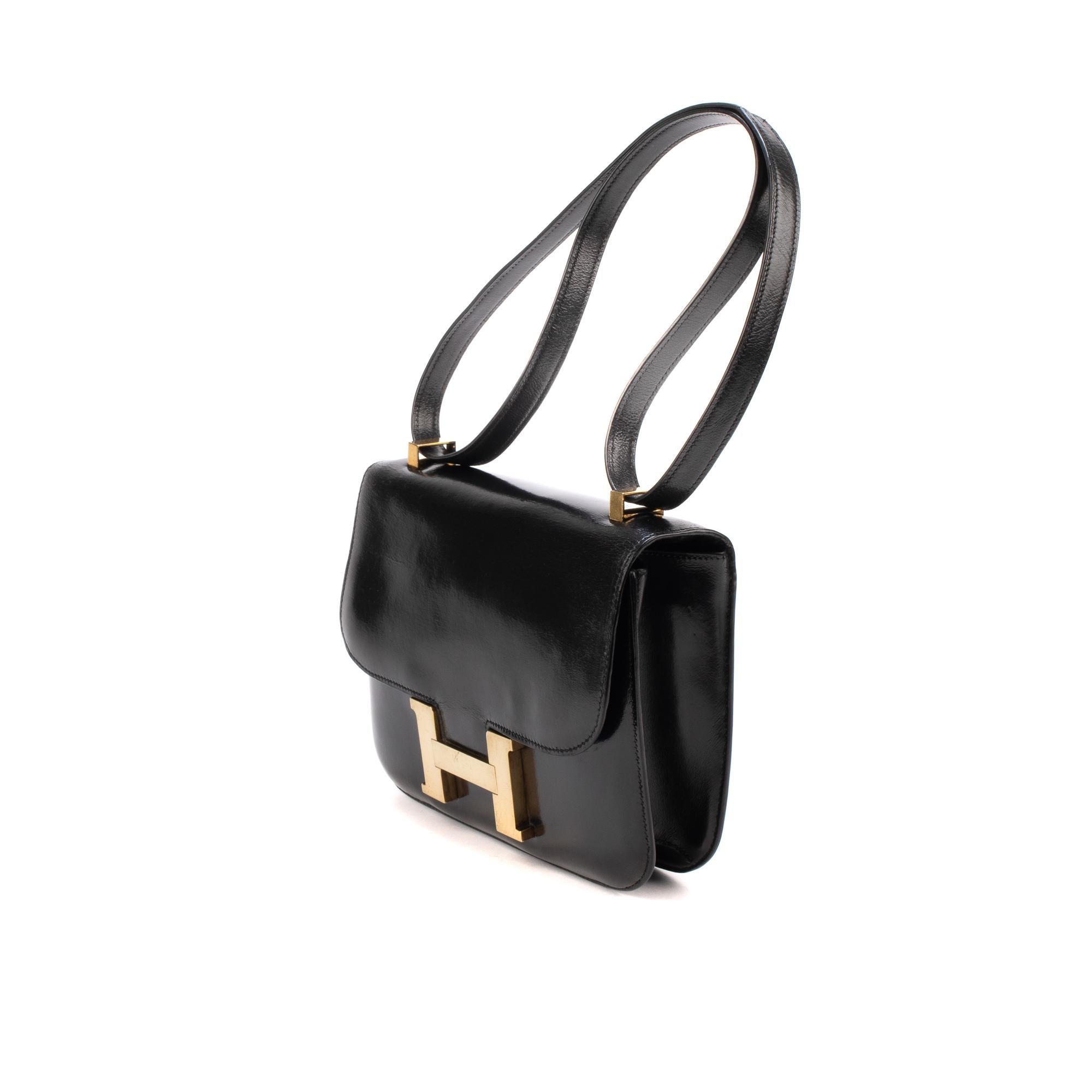 Very beautiful Hermes Constance handbag in black box leather, gold metal trim, convertible handle in black leather for hand or shoulder wear.

H closure on flap.
A patch pocket on the back of the bag.
Black leather lining, zipped pocket, patch