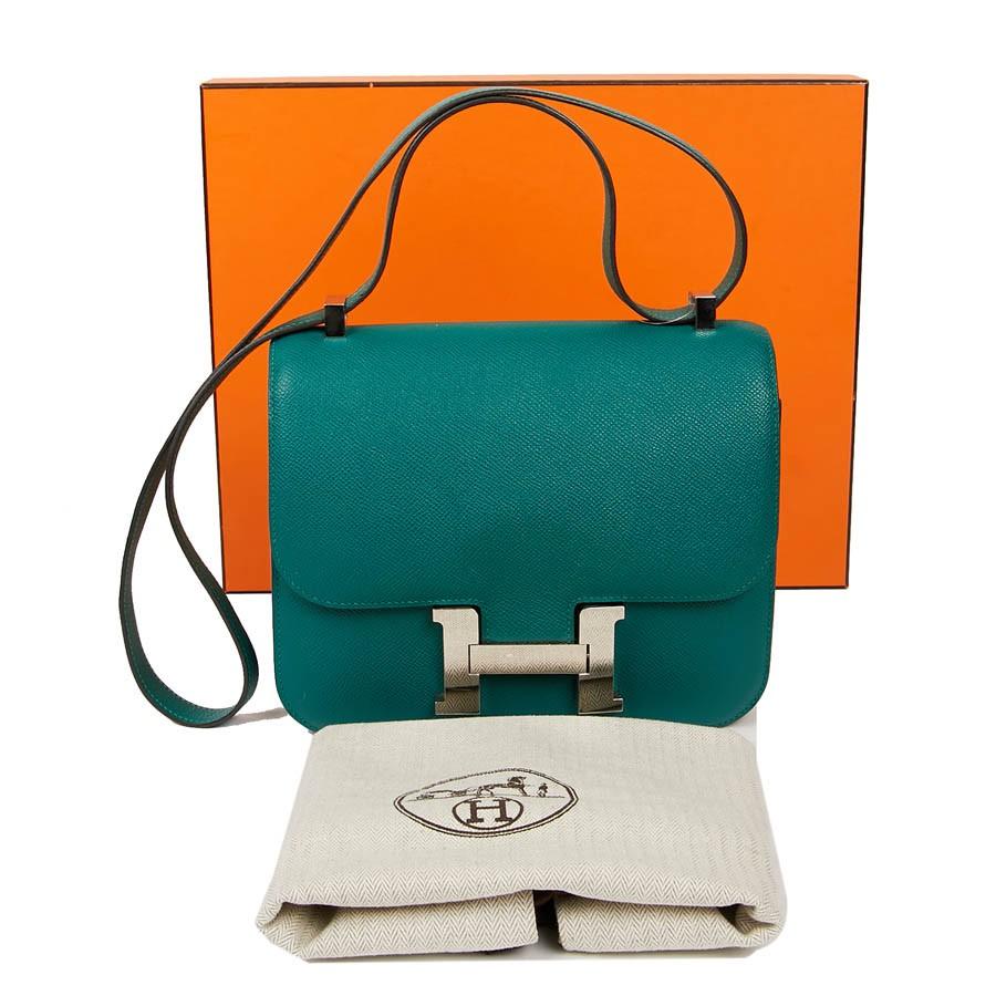 HERMES Constance Elan bag in Malachite green Epsom leather.
It is a size 23 with a palladium-plated silver metal jewelry. The particularity of this collection is that the shoulder strap can be worn crossbody. 
Stamp R in a square (2014 collection).