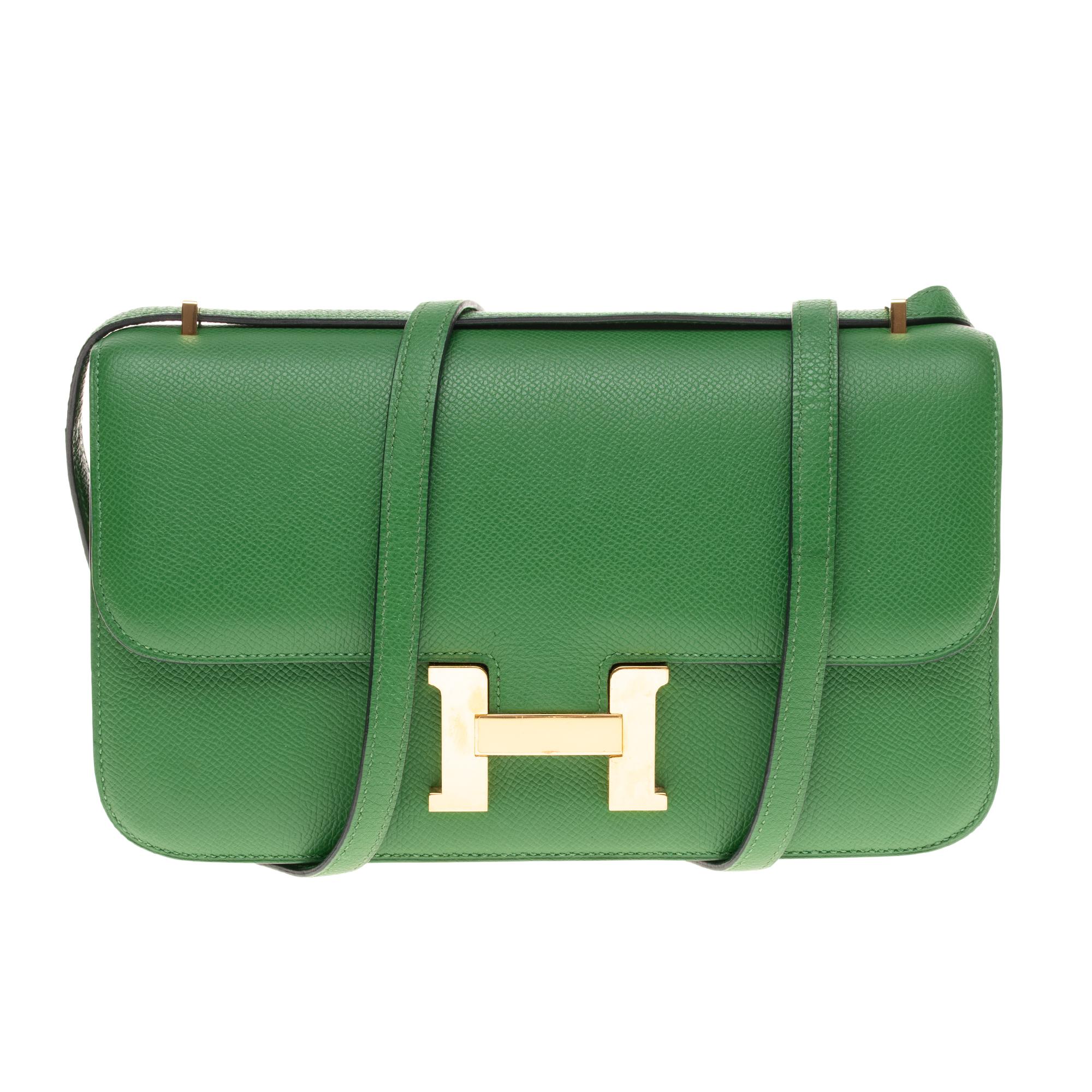 Charming Hermes Constance Elan Handbag in green epsom leather, gold metal trim, a transformable handle in green leather allowing a hand stand or shoulder or shoulder strap

Closure marked on flap
Green leather inner lining, 2 compartments, two patch