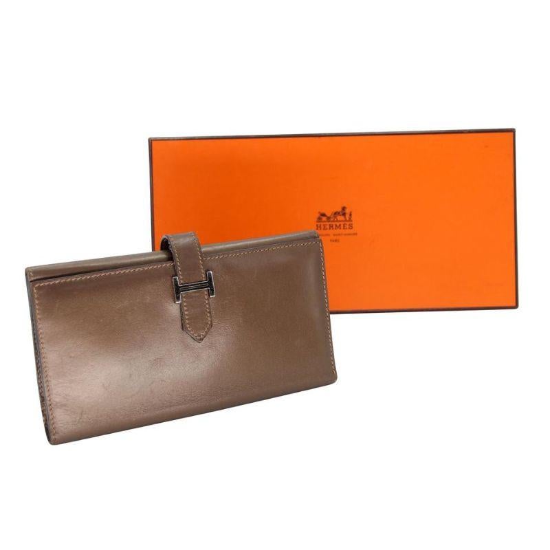 Hermès Constance Epsom Leather Wallet HR-1029P-0011

World renowned luxury brand Hermes are known for their quality in leather and materials. A simple yet elegant design with the classic branding of Hermes. The soft leather has a minor scratch on