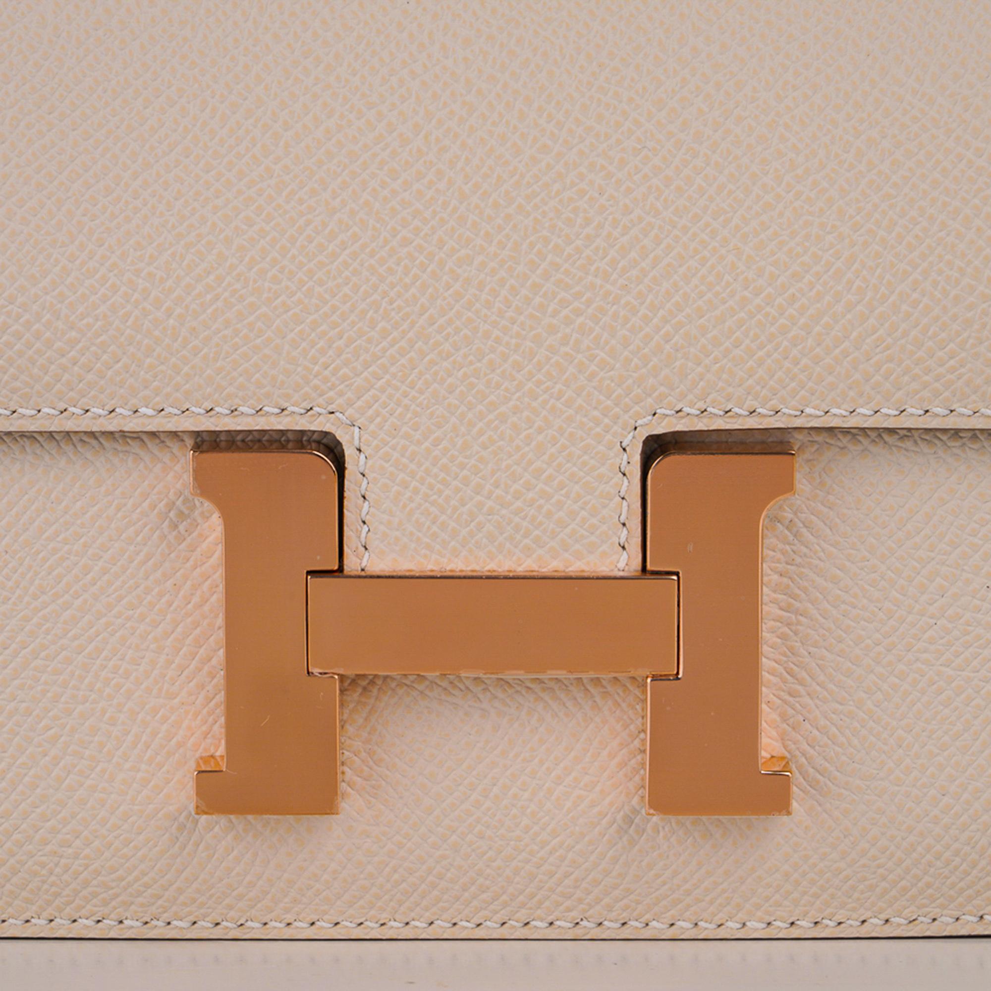 Mightychic offers a guaranteed authentic Hermes Constance HSS 18 bag featured in neutral perfection Craie.
Lush with Rose Gold hardware.
Subtle contrasting Gris Perle interior.
Carried by hand, over the shoulder, or crossbody.
HERMES PARIS MADE IN