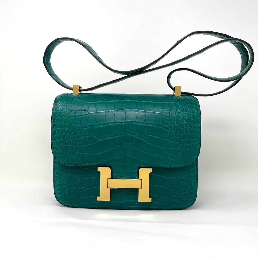 Hermès Constance III 24 Poche Dos Matte Mississippi Alligator Leather, Gold Hardware

Condition: Brand New  
Material: Mississippi Alligator
Measurements: (W)24cm x (H)18cm x (D)7cm
Hardware: Gold plated
 
Comes with original packaging.
Plastic on