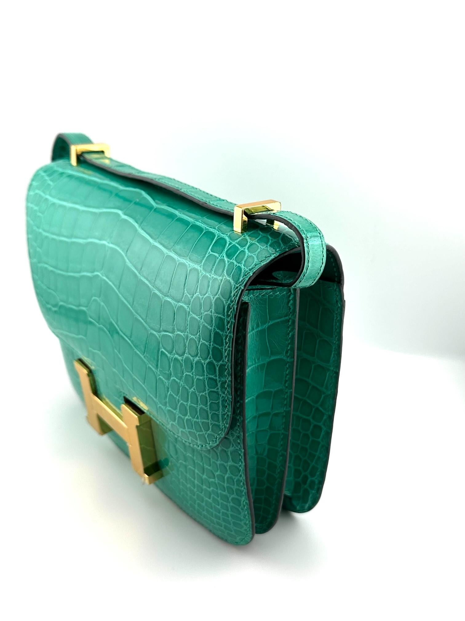 Hermès Constance III Mini 18 06 Vert Jade Smooth American Alligator Shiny In Excellent Condition In New York, NY