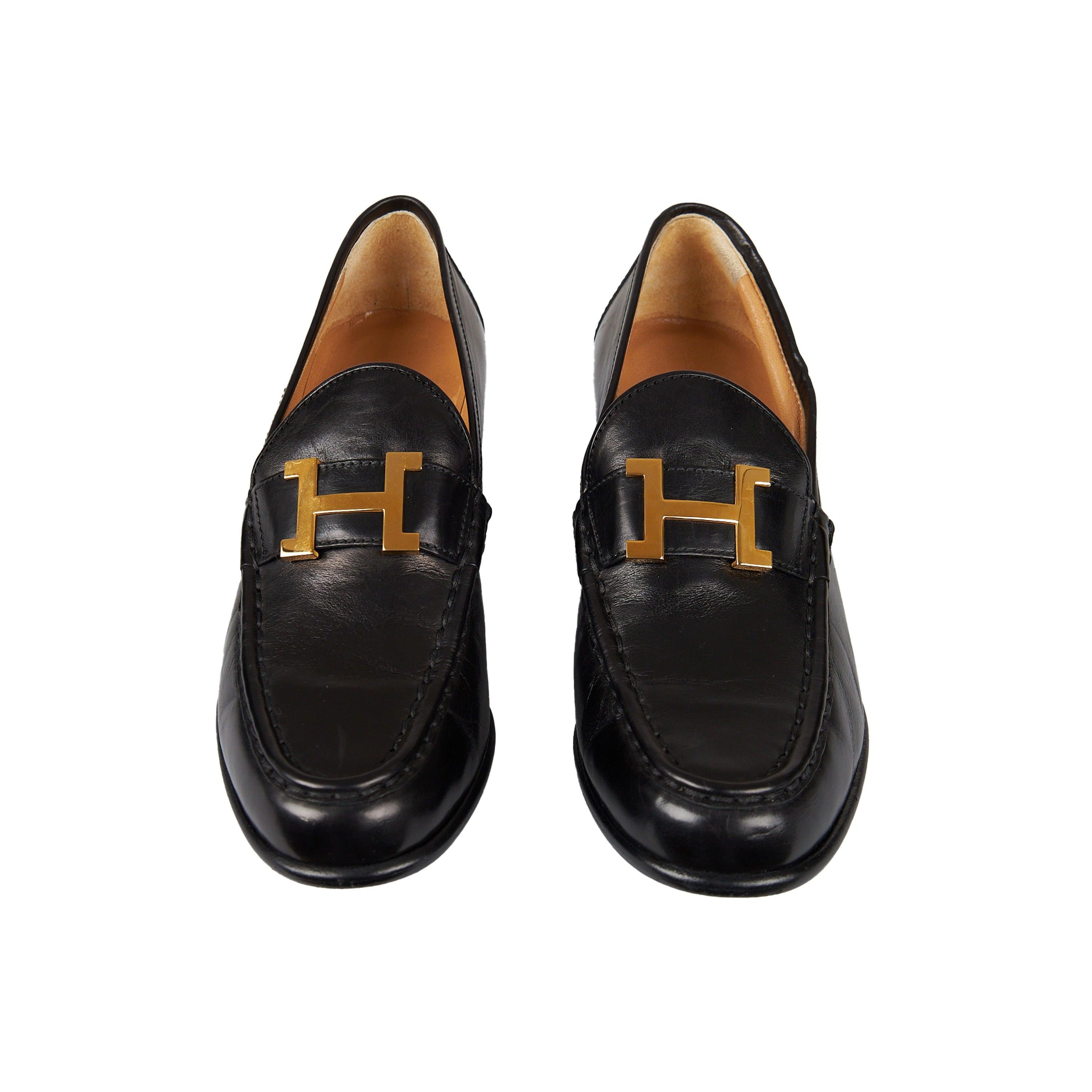 Découvrez le summum du luxe avec ces escarpins à talons en cuir Hermès Constance. Réalisée dans un élégant cuir noir, la silhouette classique est rehaussée d'un talon moyen épais pour plus de confort et d'une charmante plaque avec le logo H sur le