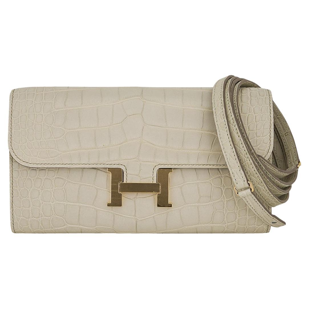 Hermès - Portefeuille « Constance Long To Go » en alligator mat et finitions métalliques dorées en vente
