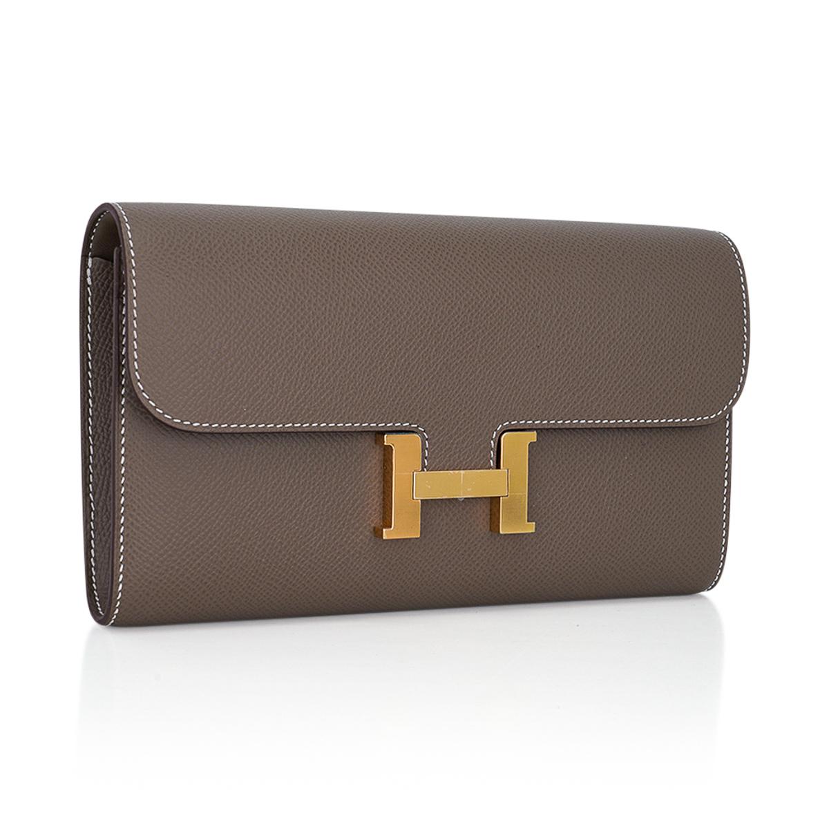 Mightychic propose un portefeuille Hermes Constance Long To Go en Etoupe avec des détails en or.
Riche en cuir d'Epsom.
Le parfait 