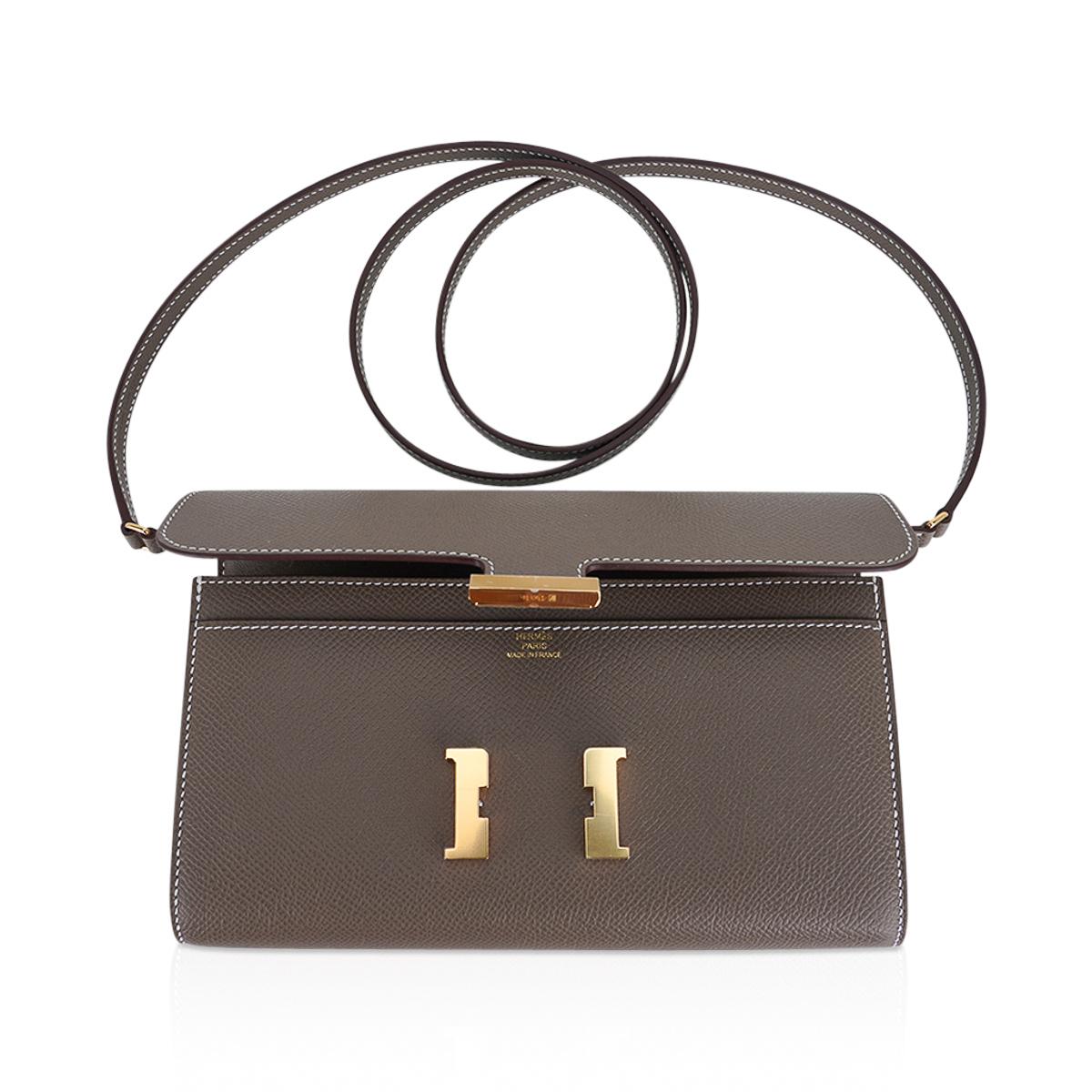 Constance Long To Go Brieftasche aus Etoupe mit Goldbeschlägen von Hermès im Angebot 1