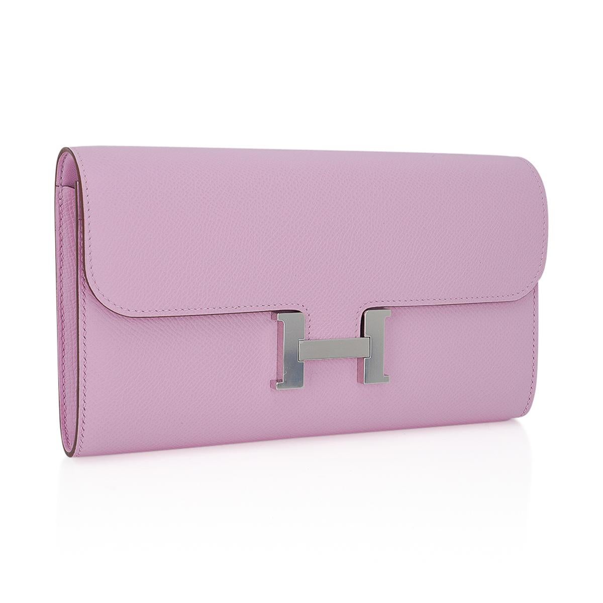 Mightychic offers a coveted Hermes Constance Long To Go wallet featured in Mauve Sylvestre with Palladium hardware.
Rich in Epsom leather.
The consummate 'Wallet on a Chain'
Detachable strap allows you to carry the wallet/bag as a clutch.
Classic