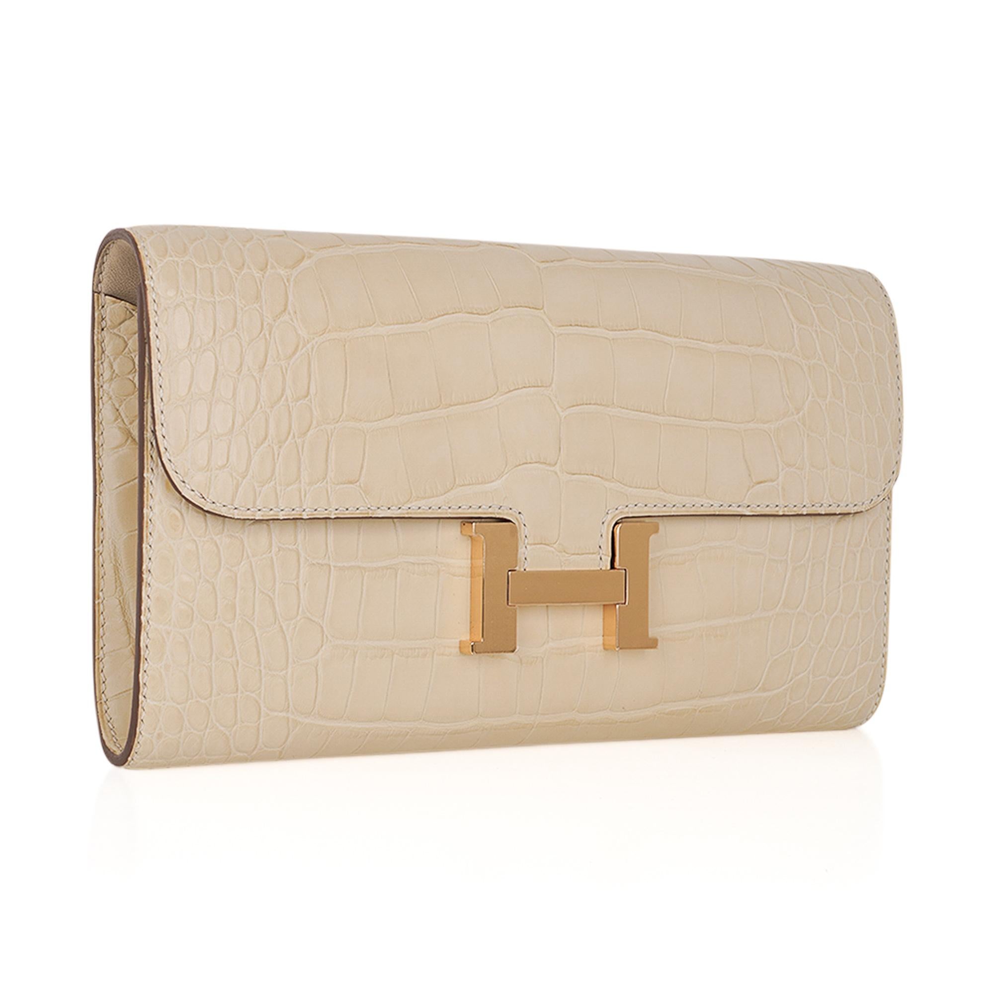 Mightychic offers a coveted Hermes Constance Long
To Go Wallet featured in Vanille Matte Alligator.
This stunning neutral Constance To Go is accentuated with Gold hardware.
Detachable crossbody / shoulder strap converts this gorgeous Constance Long