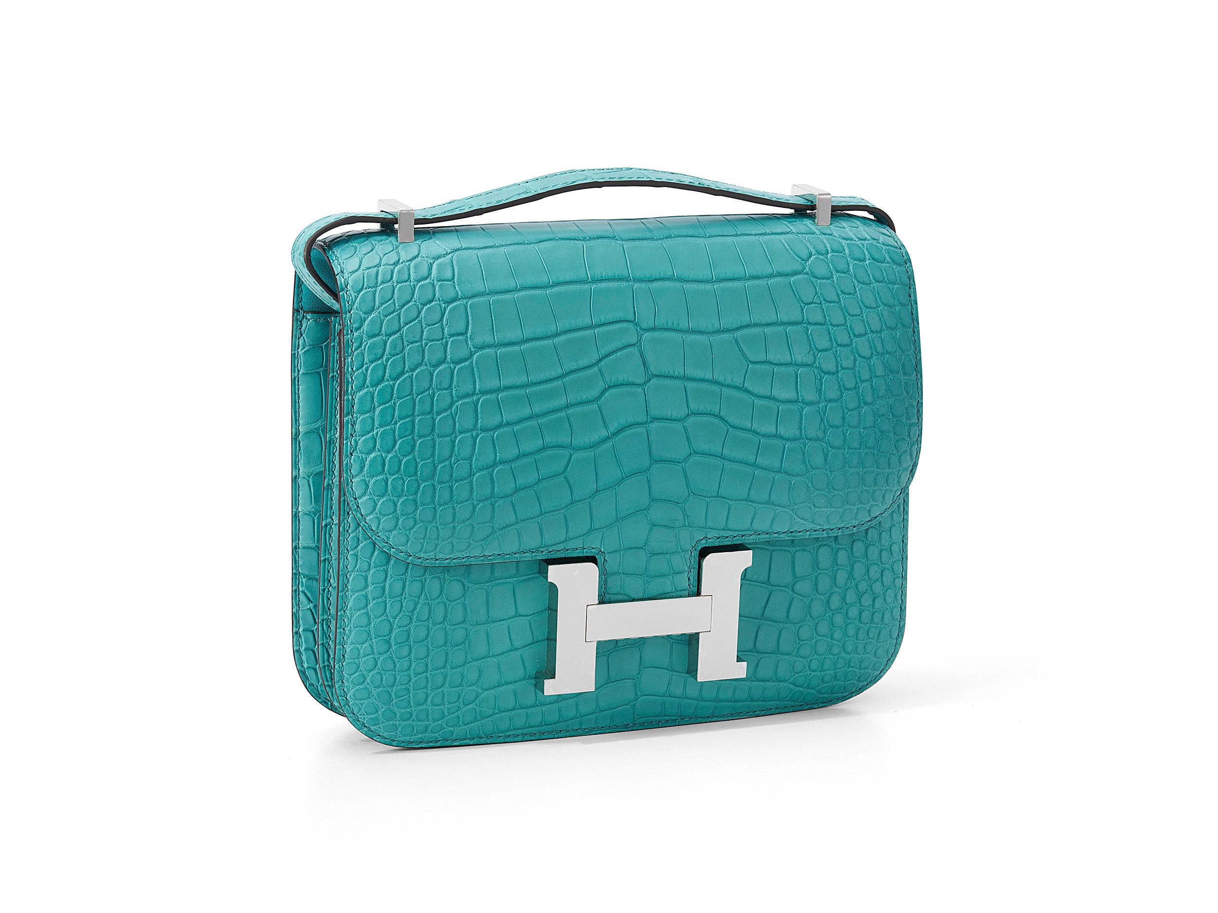 Hermès Constance Mini 18 aus blauem Paon und mattem Alligatorleder mit Palladiumbeschlägen. Die Tasche ist ungetragen und kommt als komplettes Set inklusive der Originalquittung und Cites. 
Stempel Y (2020) 

