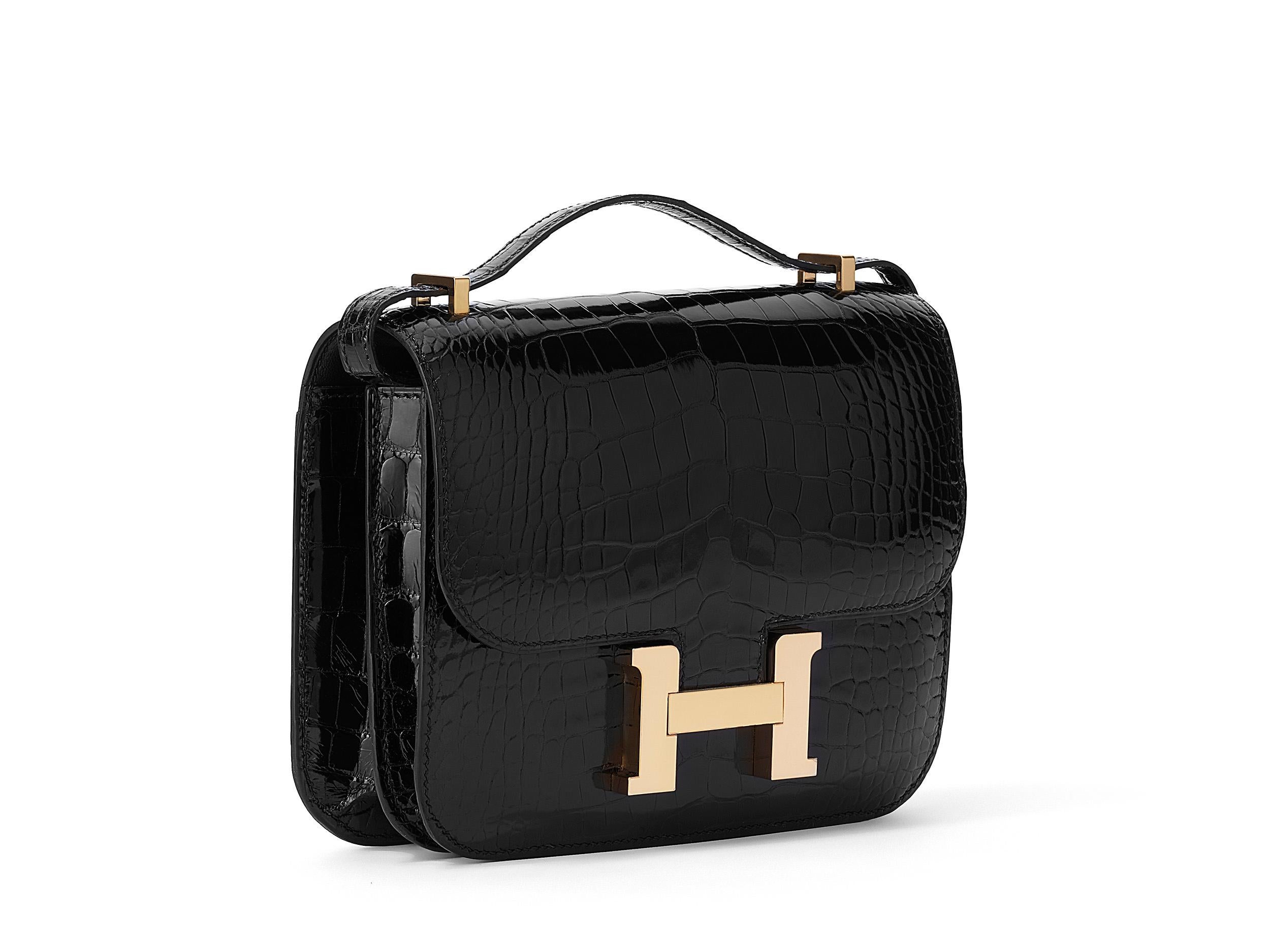 Hermès Constance Mini 18 in noir and alligator mississippi lisse with roségold hardware. The bag is unworn and comes as full set including the original receipt and Cites.
Stamp Z (2021) 

