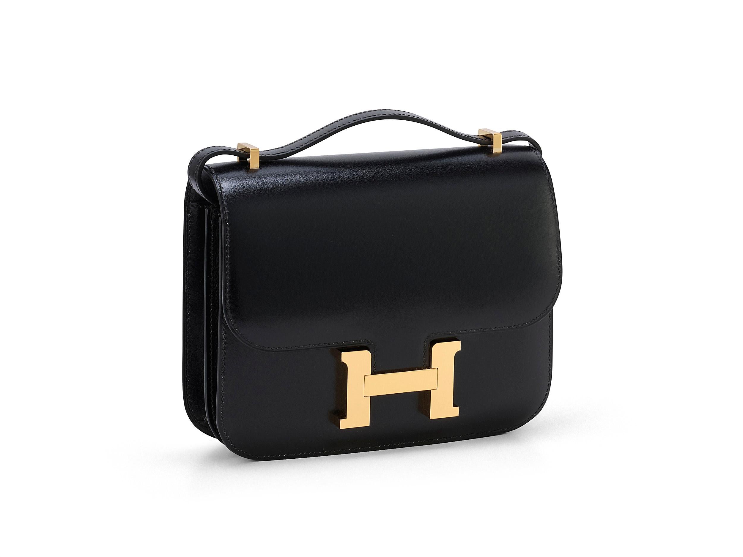 Hermès Constance 18 in pelle di vitello noir e box con finiture dorate. La borsa non è stata indossata e viene fornita come set completo, compreso lo scontrino originale. 
Timbro U (2022) 

