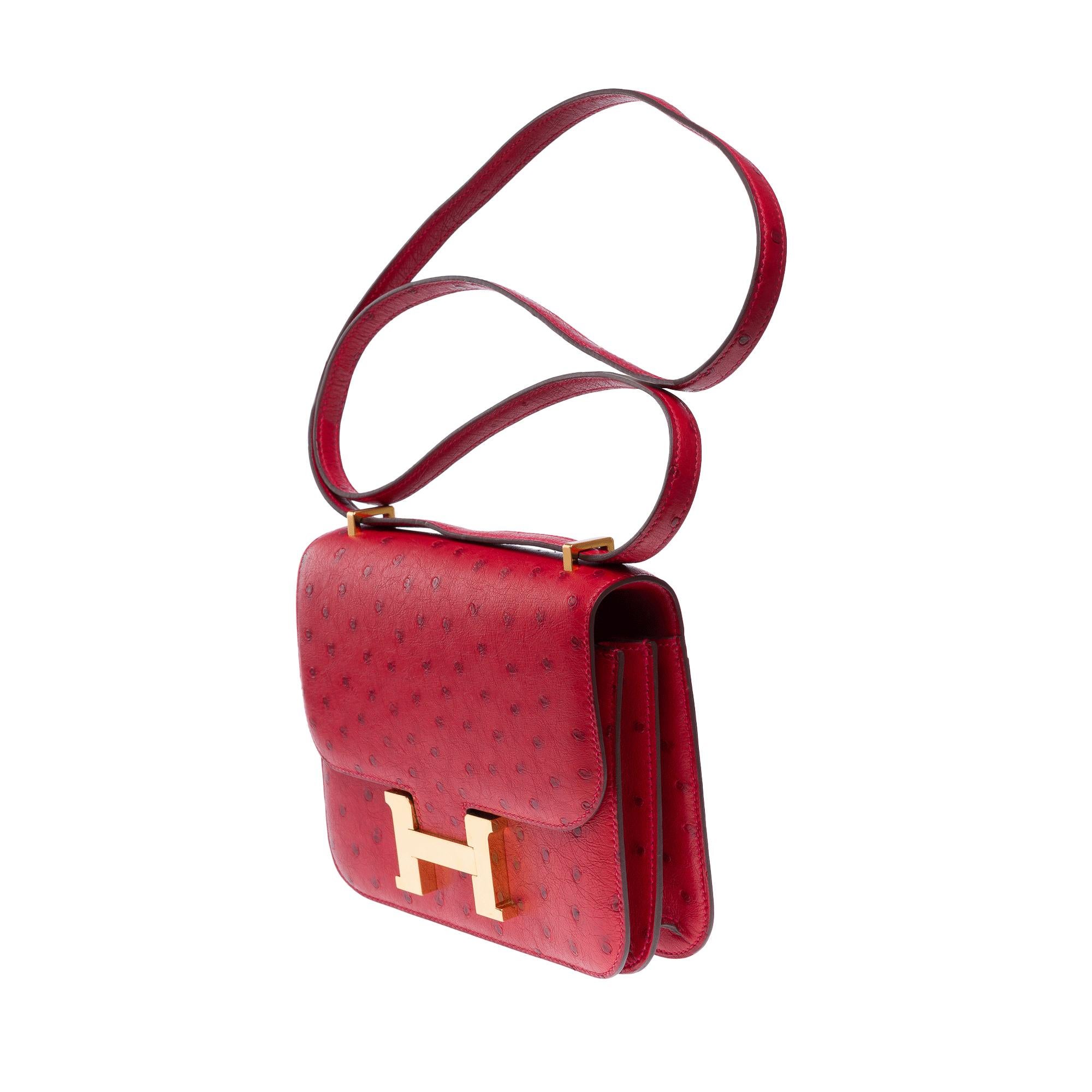 Women's Hermès Constance Mini 18 shoulder bag in Rouge Vif ostrich leather, GHW For Sale