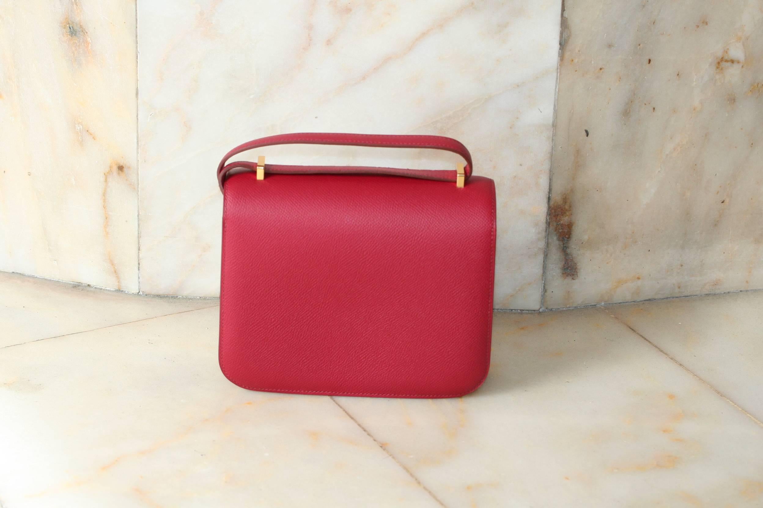 HERMES Constance Mini Epsom Rubis 18'
Handbag gold hardware (18x14x6cm), comes with complete packaging and accessories, original invoice. Pristine, unworn condition.