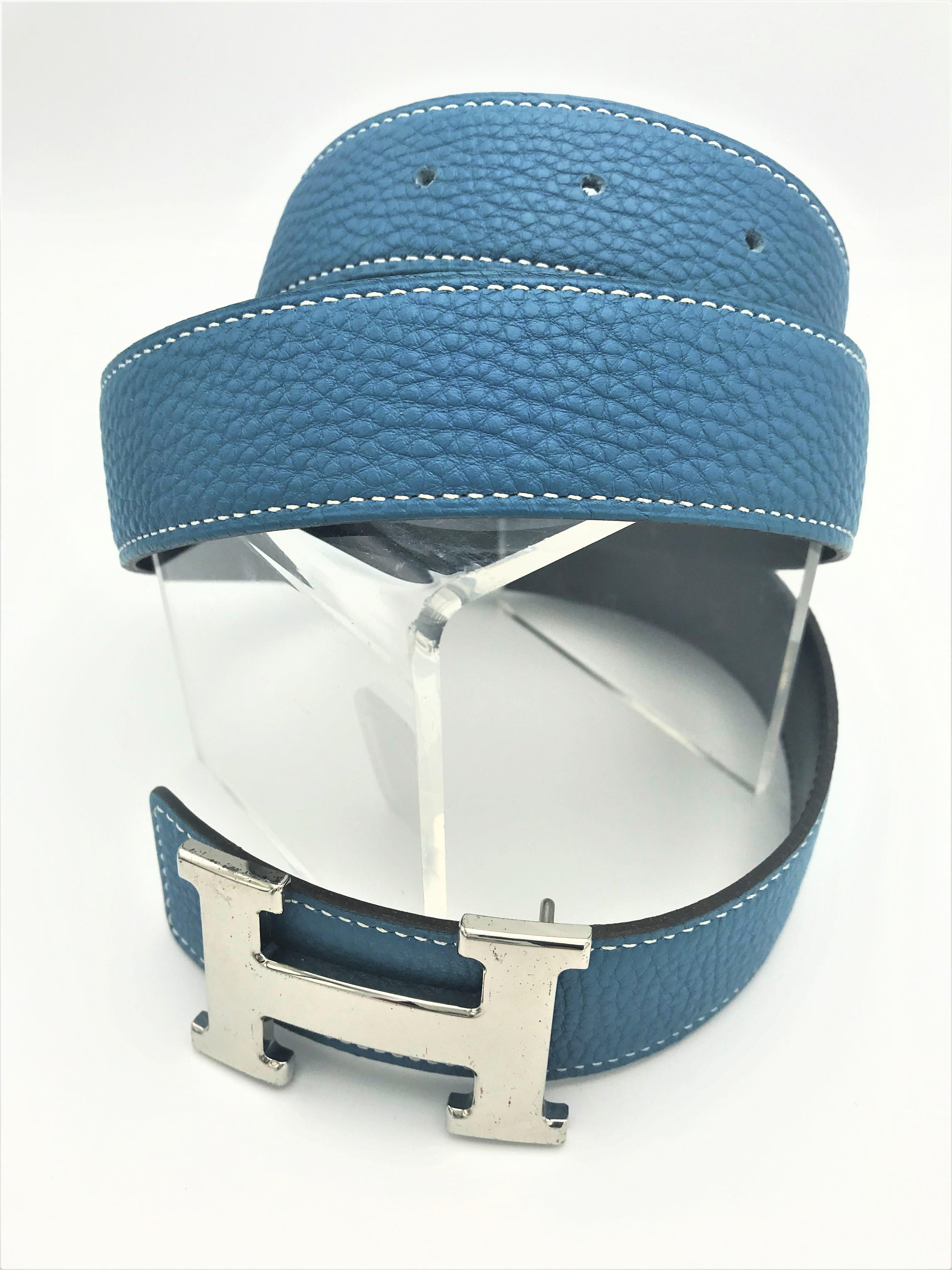 Reversibel Constance silberfarbene Gürtelschnalle 
eine Seite blaue Jeans in Clemense Leder 
eine Seite schwarzes Kalbsleder 
Abmessung 3 cm breit und 76 - 81 cm lang zwischen den 3 Löchern. Sehr guter Zustand. 
Gestempelt mit 80 und 
