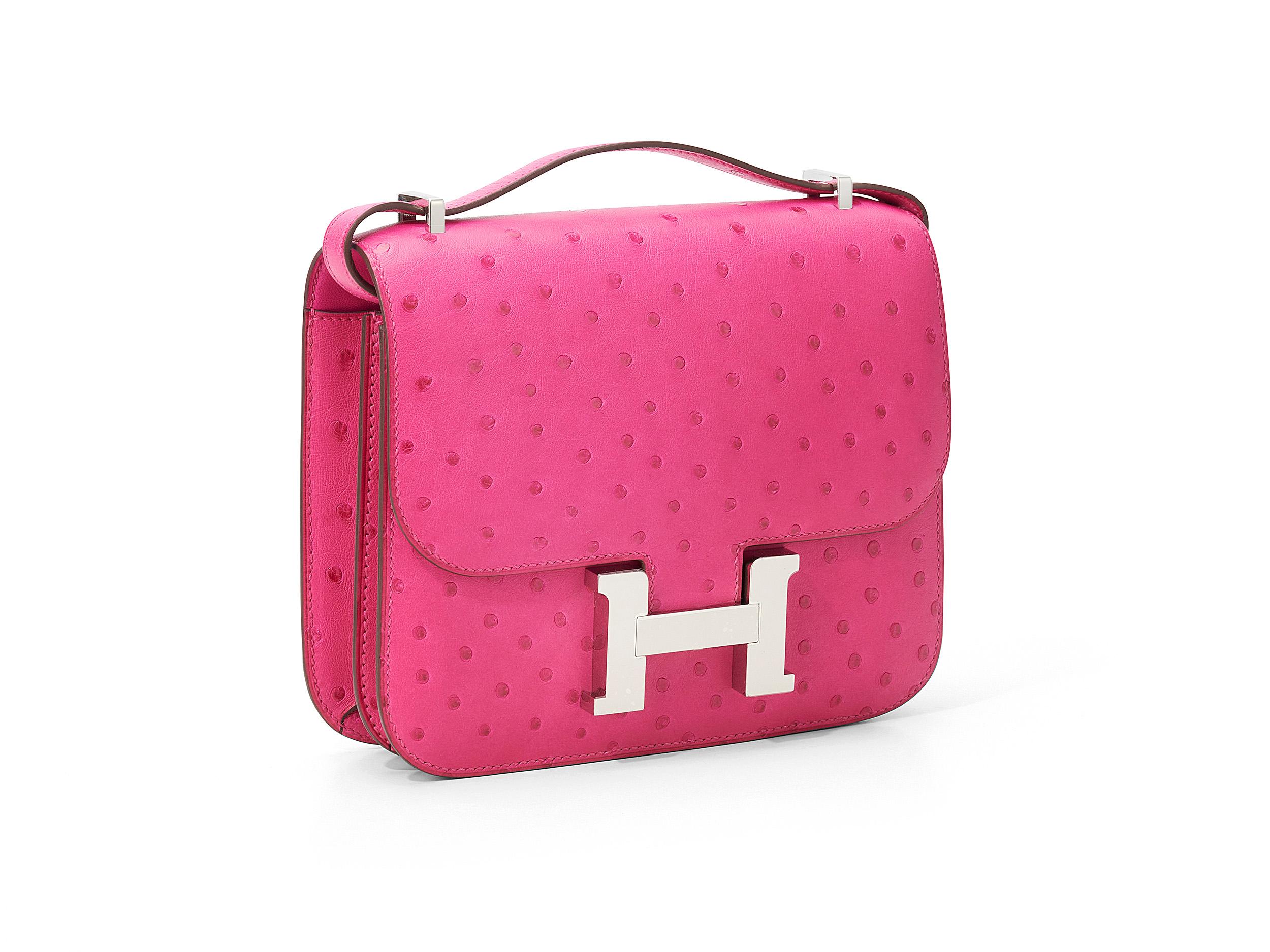 Hermès Constance aus rosa Tyrannen- und Straußenleder mit Palladiumbeschlägen. Die Tasche ist ungetragen und wird als komplettes Set inklusive der Originalquittung geliefert.
Stempel Y (2020) 

