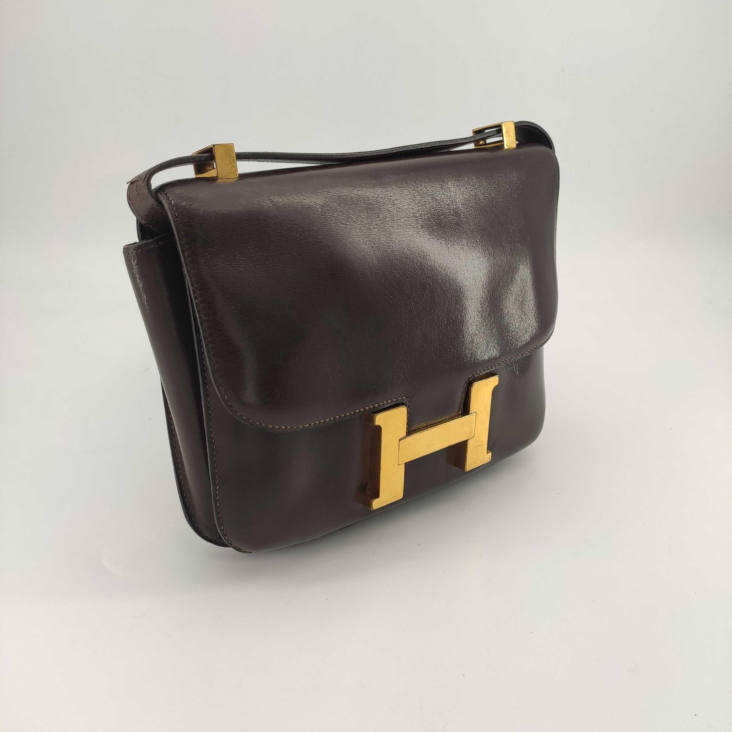 - Designer: HERMÈS
- Model: Constance
- Condition: Good condition. Scratches on the clasp, Sign of wear on base corners, Sign of wear on Leather
- Accessories: None
- Measurements: Width: 23cm, Height: 18cm, Depth: 4cm, Strap: 98cm
- Exterior