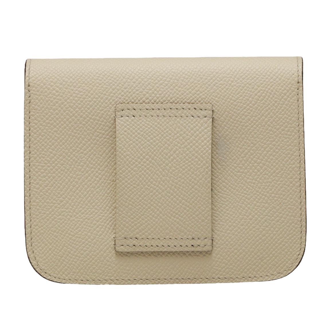 Hermès Constance Slim Epsom wallet

Condition: very good
Made in France
Material : Epsom leather
Interior : smooth ecru leather
Color : Hermès craie
Dimensions : 12.5 x 10 x 2 cm
Letter stamp : B
Year: 2023
Details : Wallet with removable inner