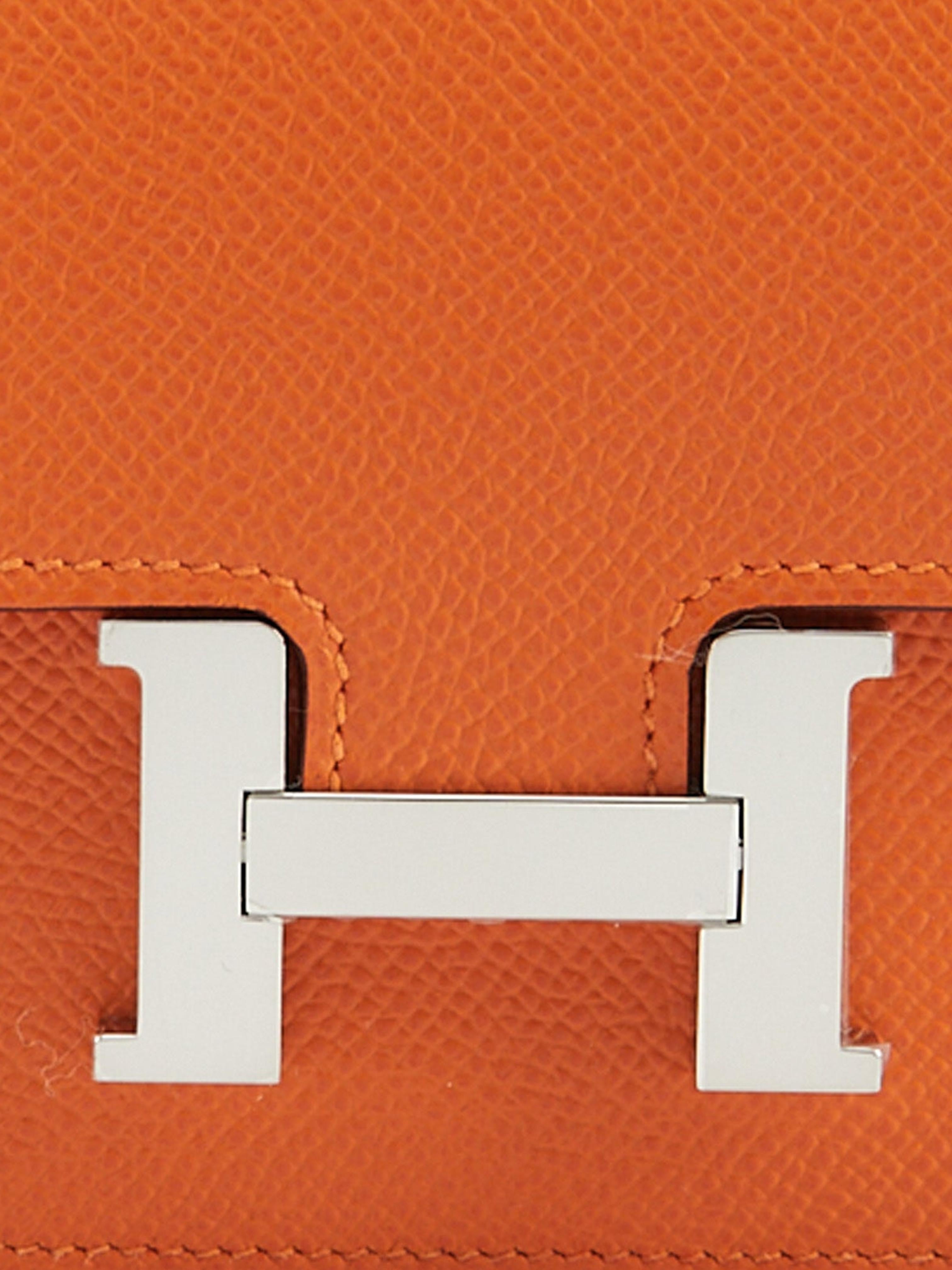 Hermès Constance Brieftasche in Orange

Epsom-Leder mit Palladium-Hardware

Schlankes Portemonnaie mit herausnehmbarem Kleingeldfach mit Reißverschluss, zwei Kreditkartenfächern und Gürtelschlaufe 

Abmessungen: L 12,4 x H 10,2 x T 3 cm
