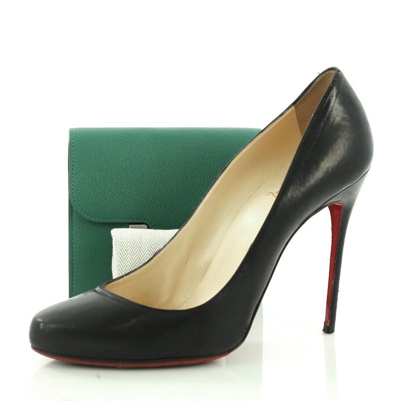This Hermes Constance Wallet Epsom Compact, crafted from Vert Vertigo green Epsom leather, features a frontal constance 