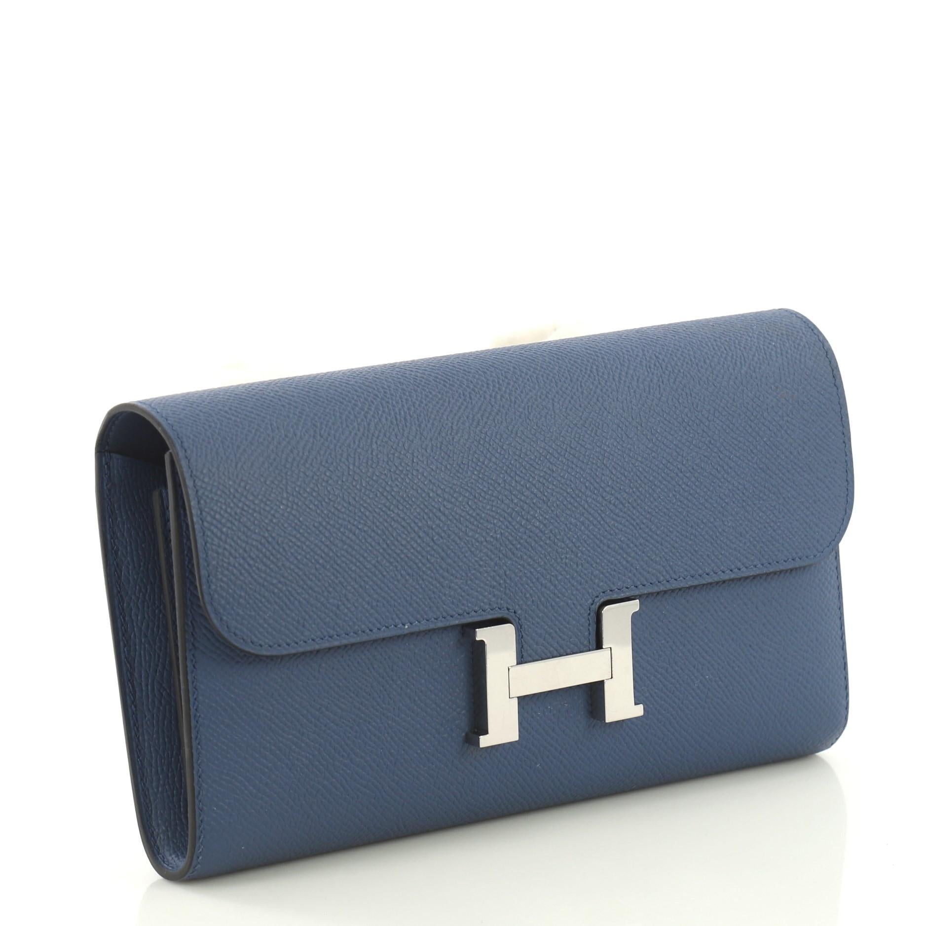 This Hermes Constance Wallet Epsom Long, crafted from Blue Agate Epsom leather, features a frontal Hermes 