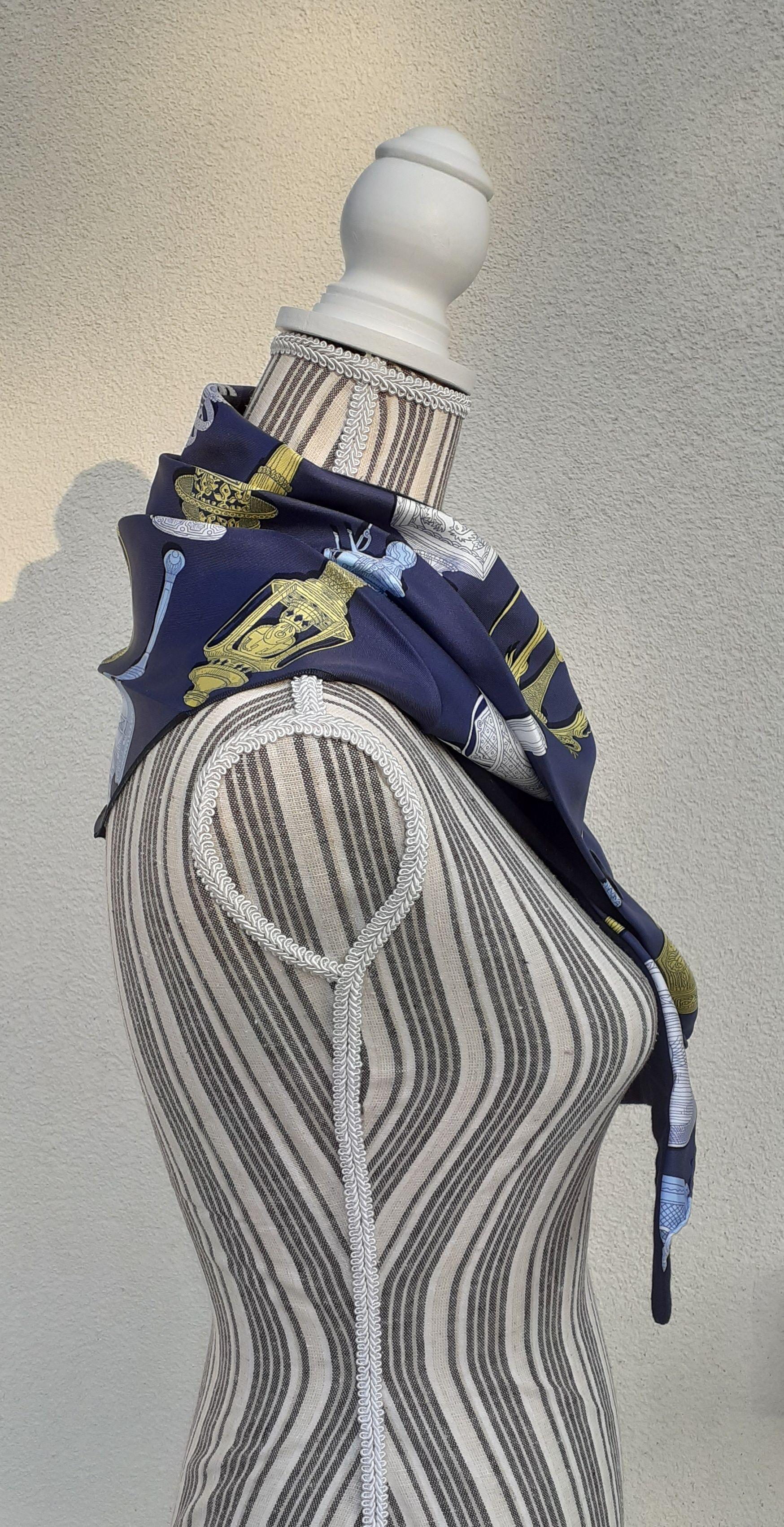 Hermès - Collier convertible en écharpe et à capuche Merveilleuses - Lanternes Petit H en vente 14