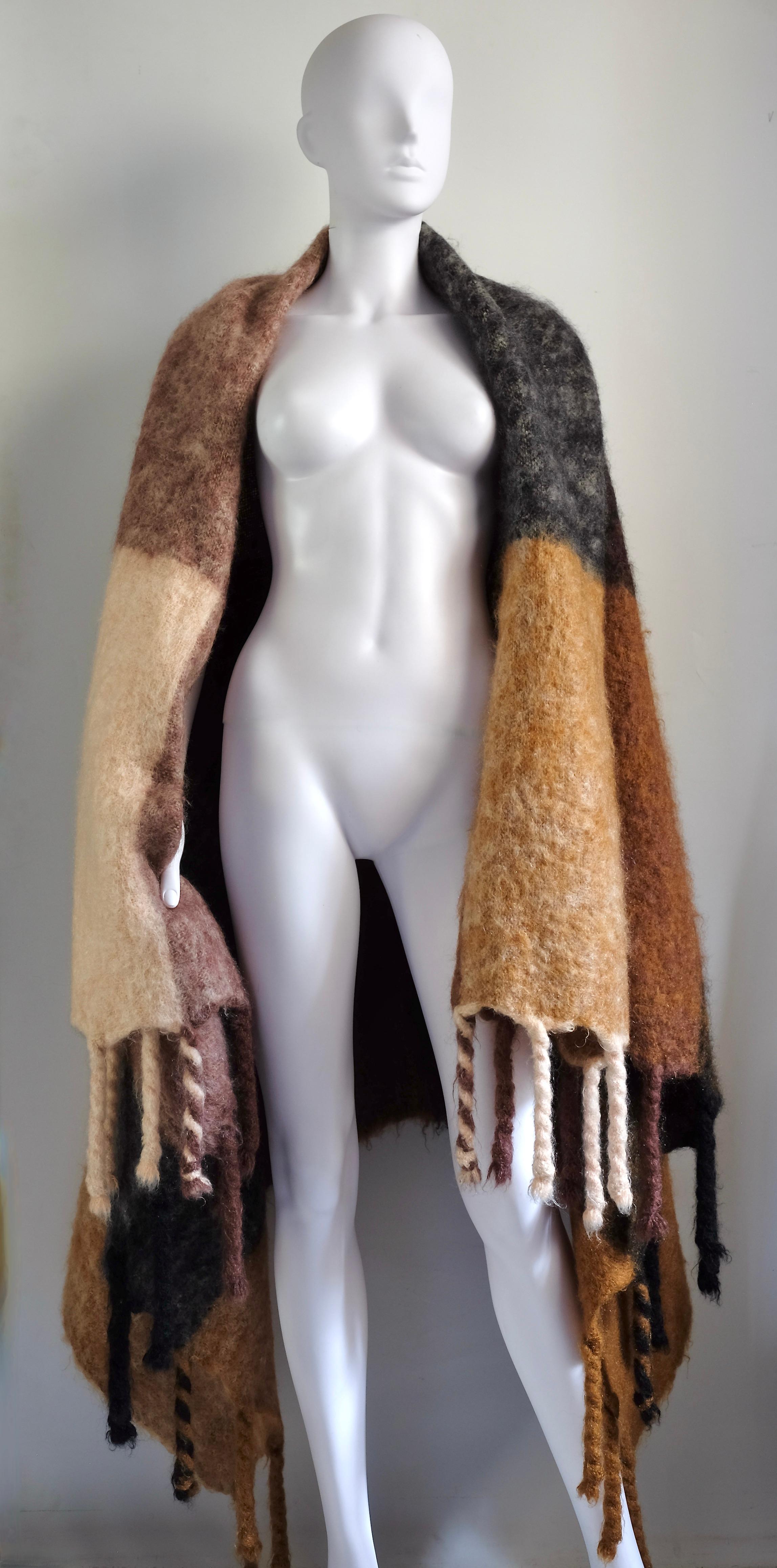 Hermès Vintage Selection By Corrado Luxury - Splendida coperta in calda lana mohair con code,  colori caldi e straordinariamente belli la lavorazione a telaio da preziosità a questo prodotto. Misure: 207x128 escluse le code ( misure delle code 16 cm