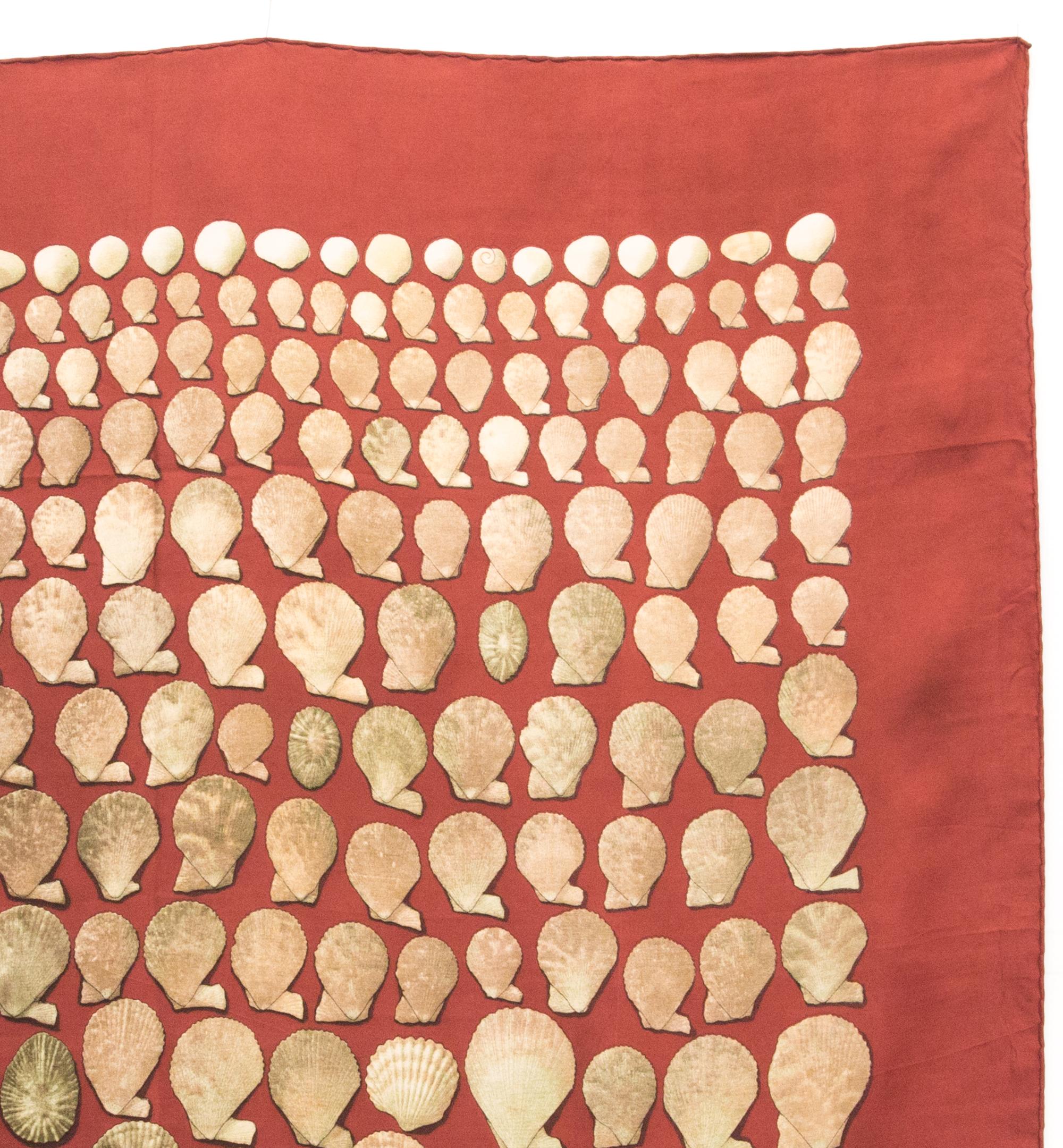 Pañuelo de seda Hermes Coquilles by Robert Delpire en Bueno estado para la venta en Paris, FR