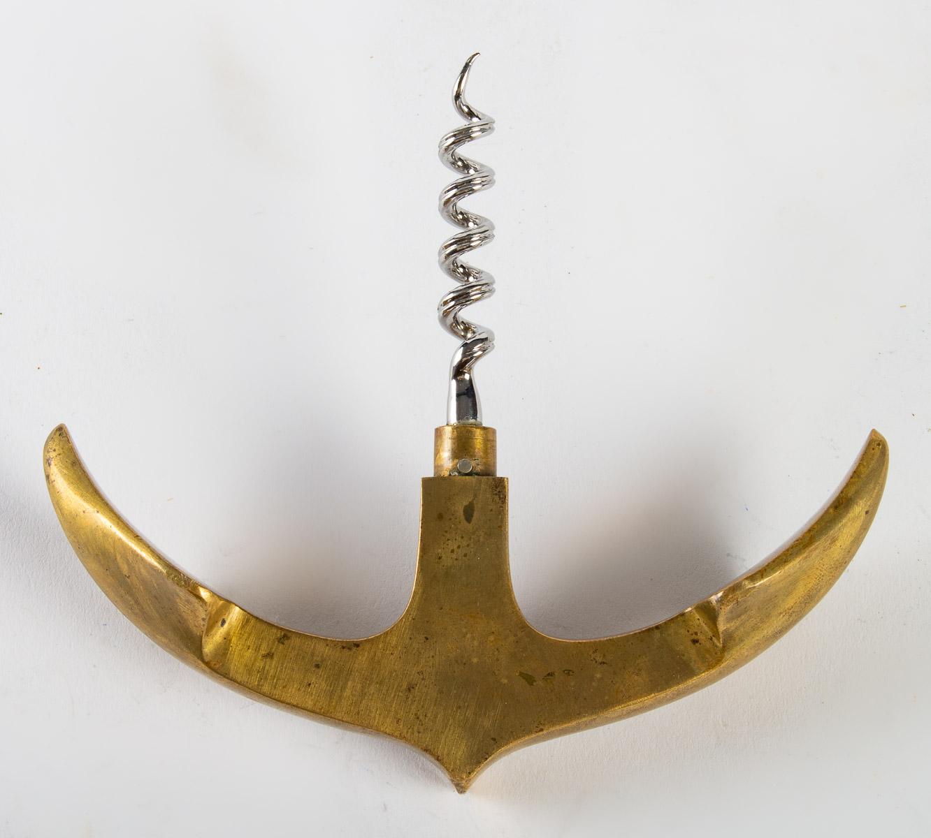 Hermès corkscrew and bottle opener.
Measures: H: 18 cm, W: 13 cm, D: 3 cm.