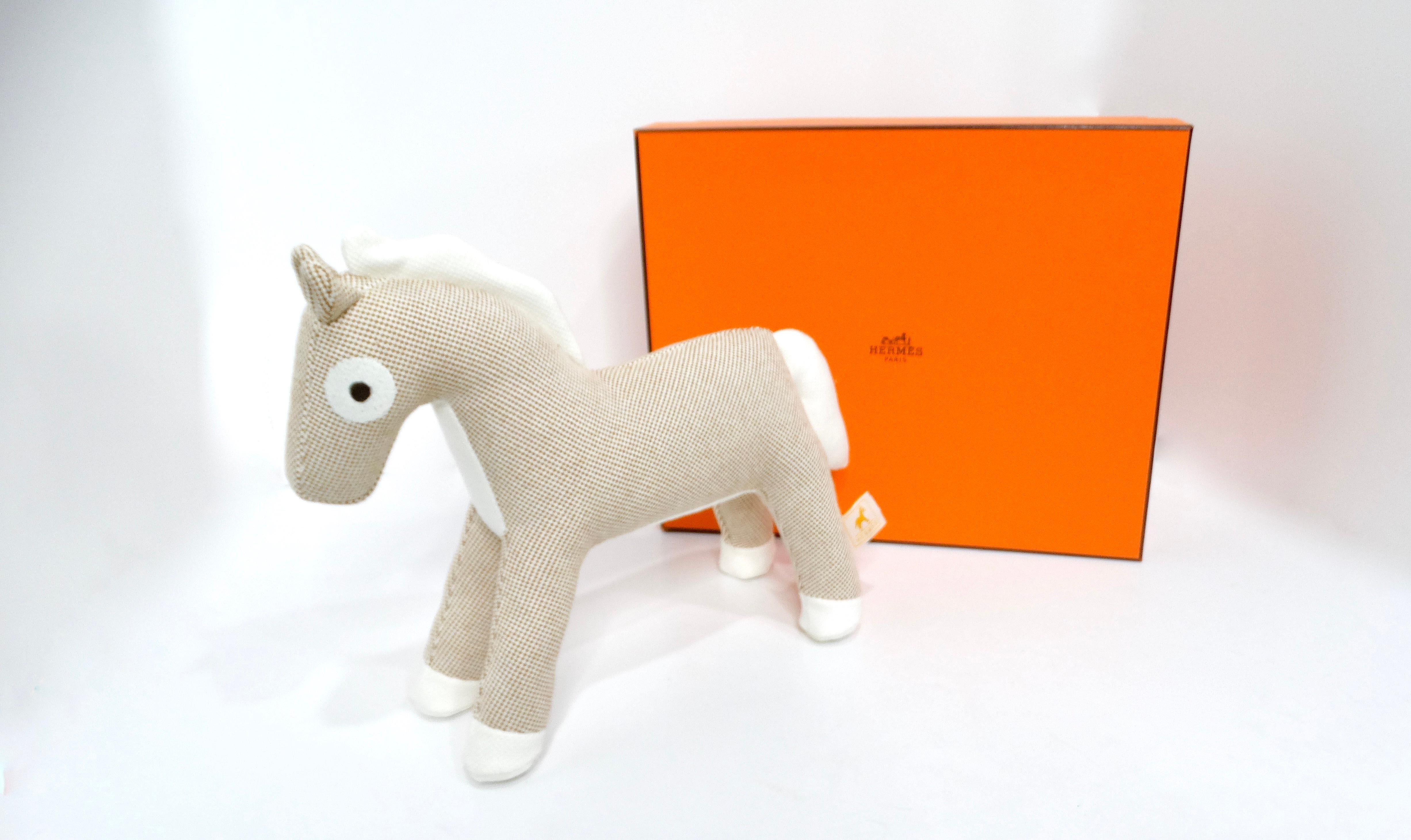 Ti presentiamo il peluche di cavallo Hermes Cotton Epopee Honore Naturel, un'incantevole aggiunta alla stanza dei giochi o alla cameretta di ogni bambino. Questo raffinato peluche è realizzato in cotone di alta qualità, per garantire una consistenza