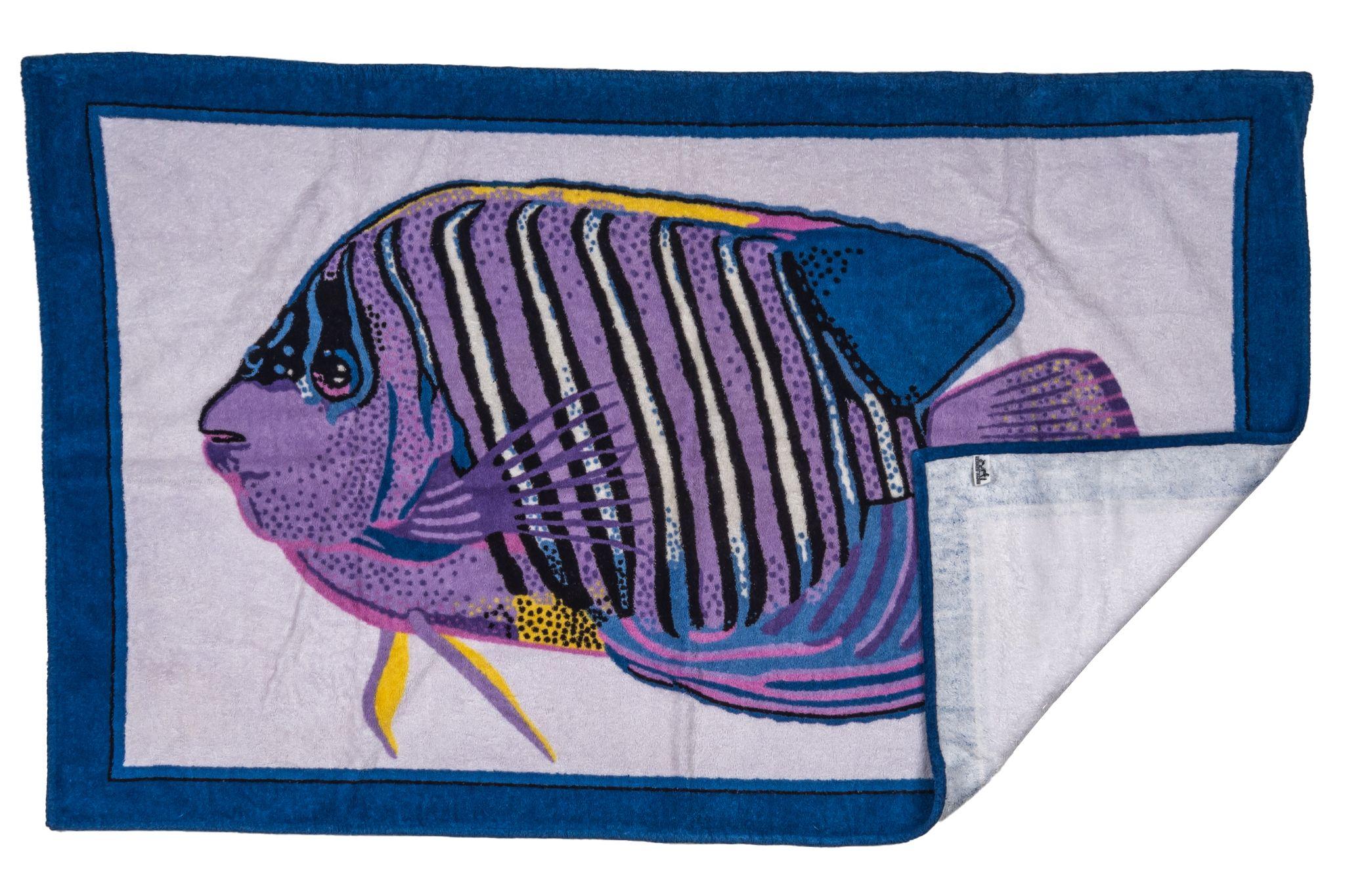 Hermès Fisch Strandtuch mit einem violetten Hintergrund und der Rahmen ist blau. Das Muster zeigt einen großen Fisch. Der Artikel ist in ausgezeichnetem Zustand.