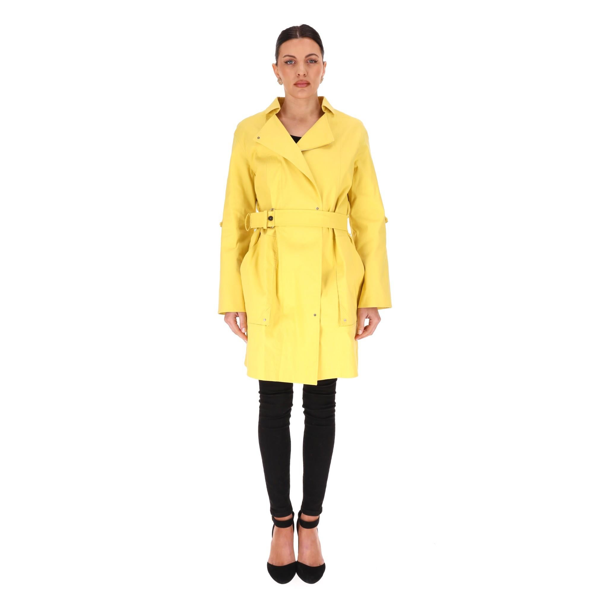 Coates in cotone di Hermes

Trench giallo in cotone con cintura a D in vita.

Caratterizzata da una chiusura asimmetrica a scatto con cerniera nascosta lungo il centro con cerniera incisa 