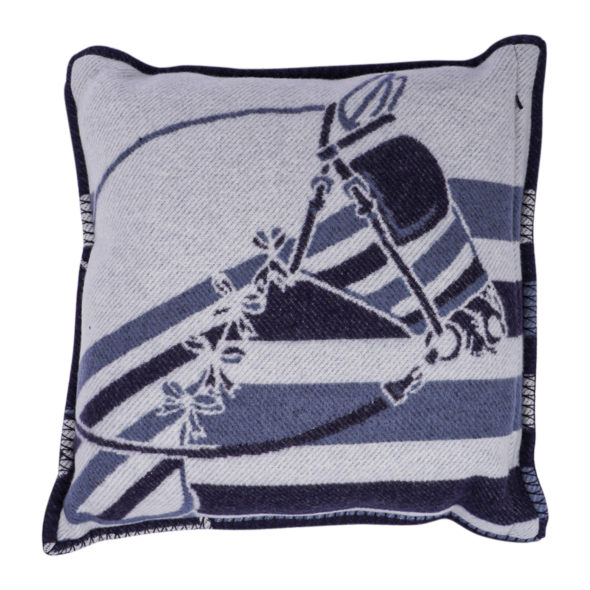 Mightychic offers a guaranteed authentic Hermes Limited Edition Couvertures Nouvelles pillow Blue Marine and Ecru.
Beautiful horse face with bows set with each side in inverted colours.
The removable cover is created from 85% Merino Wool and 15%