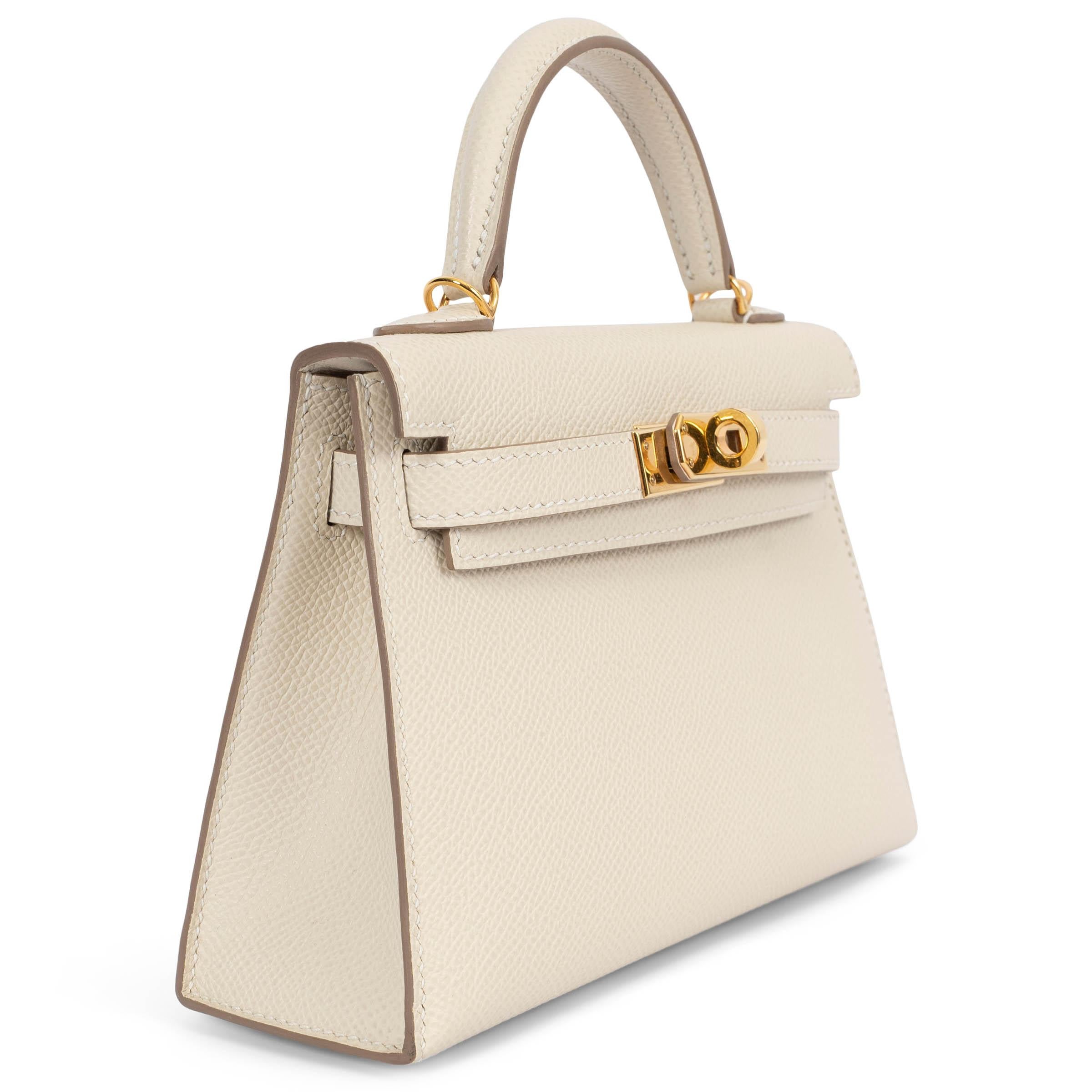 100% authentic Hermès Mini Kelly 20 Sellier bag in Craie (cream) Veau Epsom leather featuring gold-plated hardware. Lined in Chèvre (goat skin) with an open pocket against the back. Has been carried and is in virtually new condition. Stickers