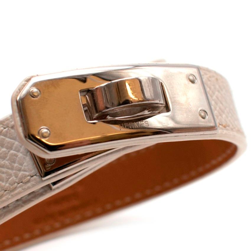 Hermes Craie Epsom Leather Kelly Double Tour Bracelet

- Age [O] 2011
- epsom leather
- Palladium hardware Kelly clasp
- Cross over design
Made in France

Fabric Composition:
100% Calfskin

Length:36.5cm
Width:1.5cm



