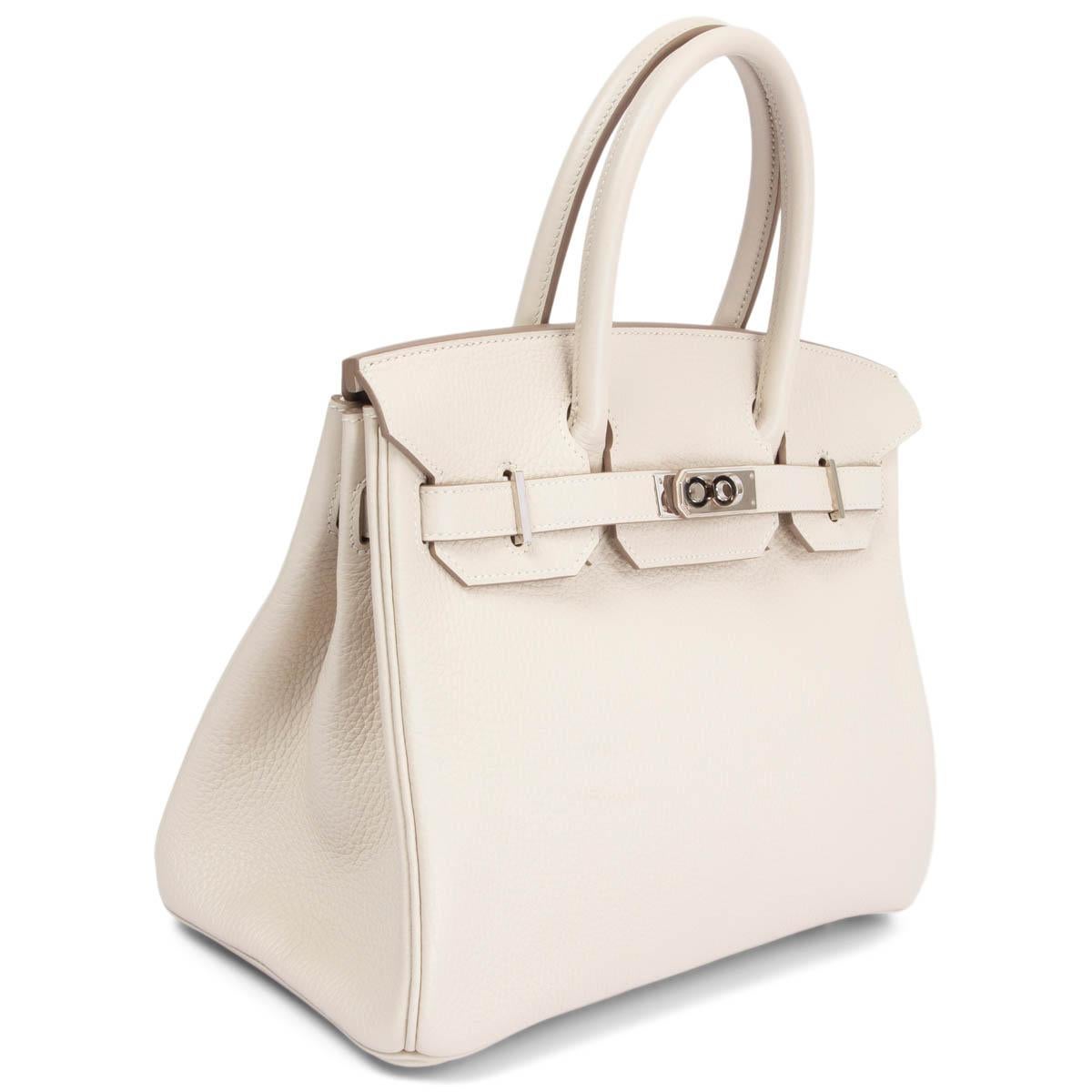 Sac Hermès Birkin 30 100% authentique, en cuir Togo blanc Craie avec matériel palladium. Doublure en Chevre (peau de chèvre) avec une poche ouverte à l'avant et une poche zippée à l'arrière. A été porté et est dans un état pratiquement neuf.