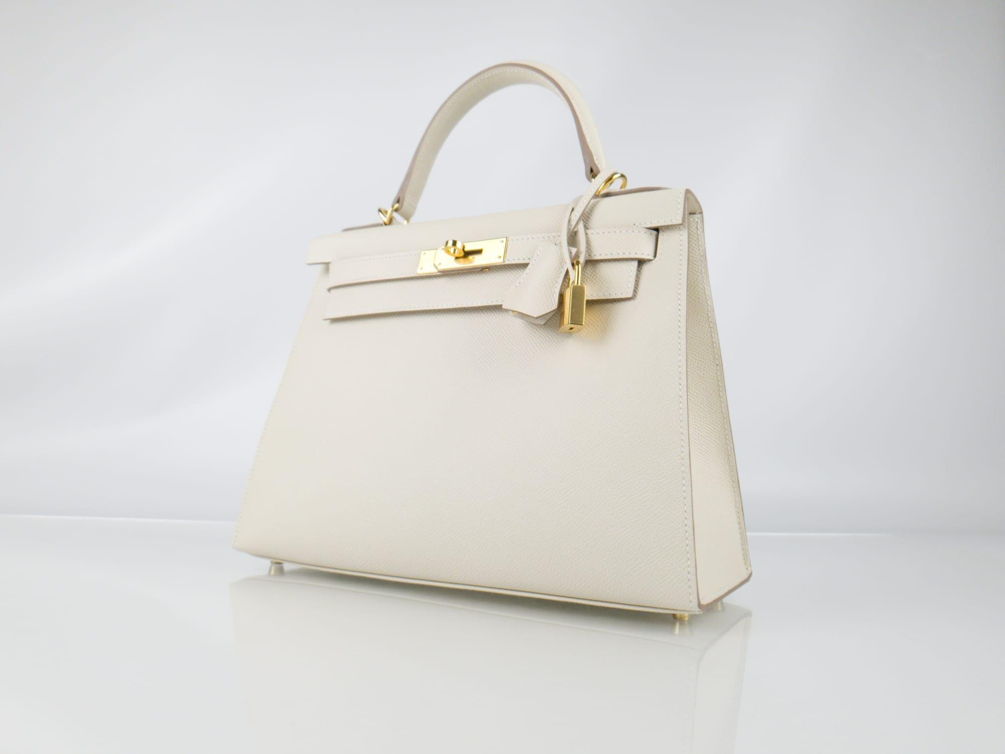 The Kelly bag came to success when it was first paparazzied on the bumpy belly of Princess Grace Kelly in 1956. During the 20 next years, every woman wanted to buy “Grace Kelly’s bag”. Her name became so linked to the bag that Hermes renamed the