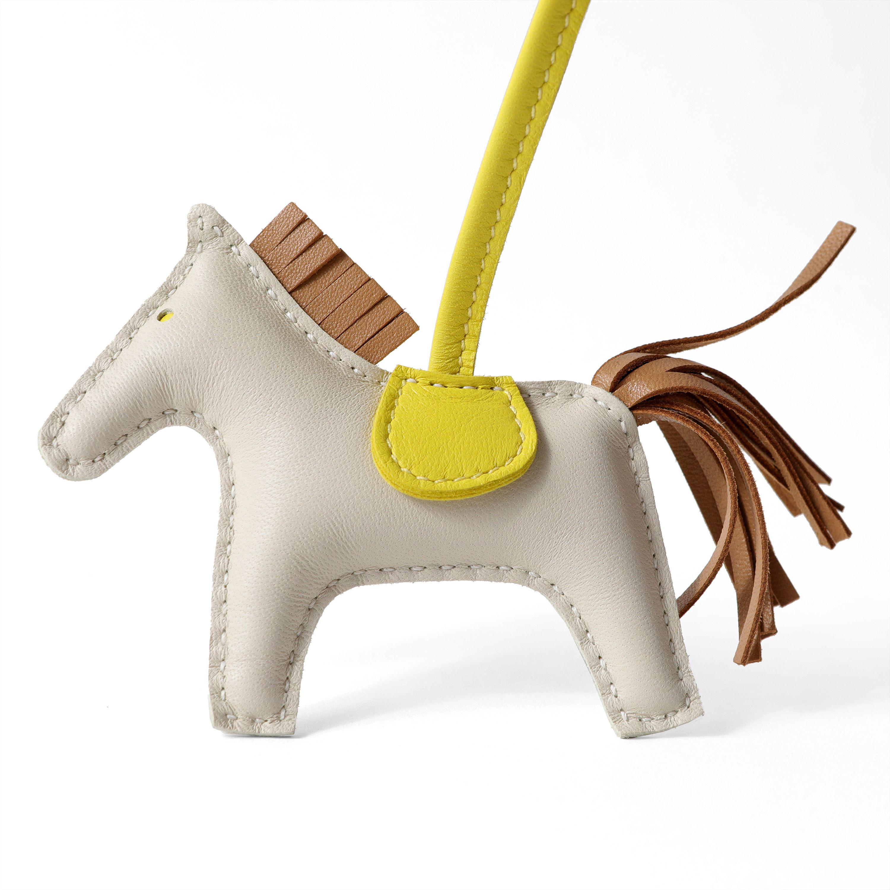 This authentic Hermès Rodeo Bag Charm is in pristine condition. Craie, Biscuit and Lemon. Box included.

PBF 13176