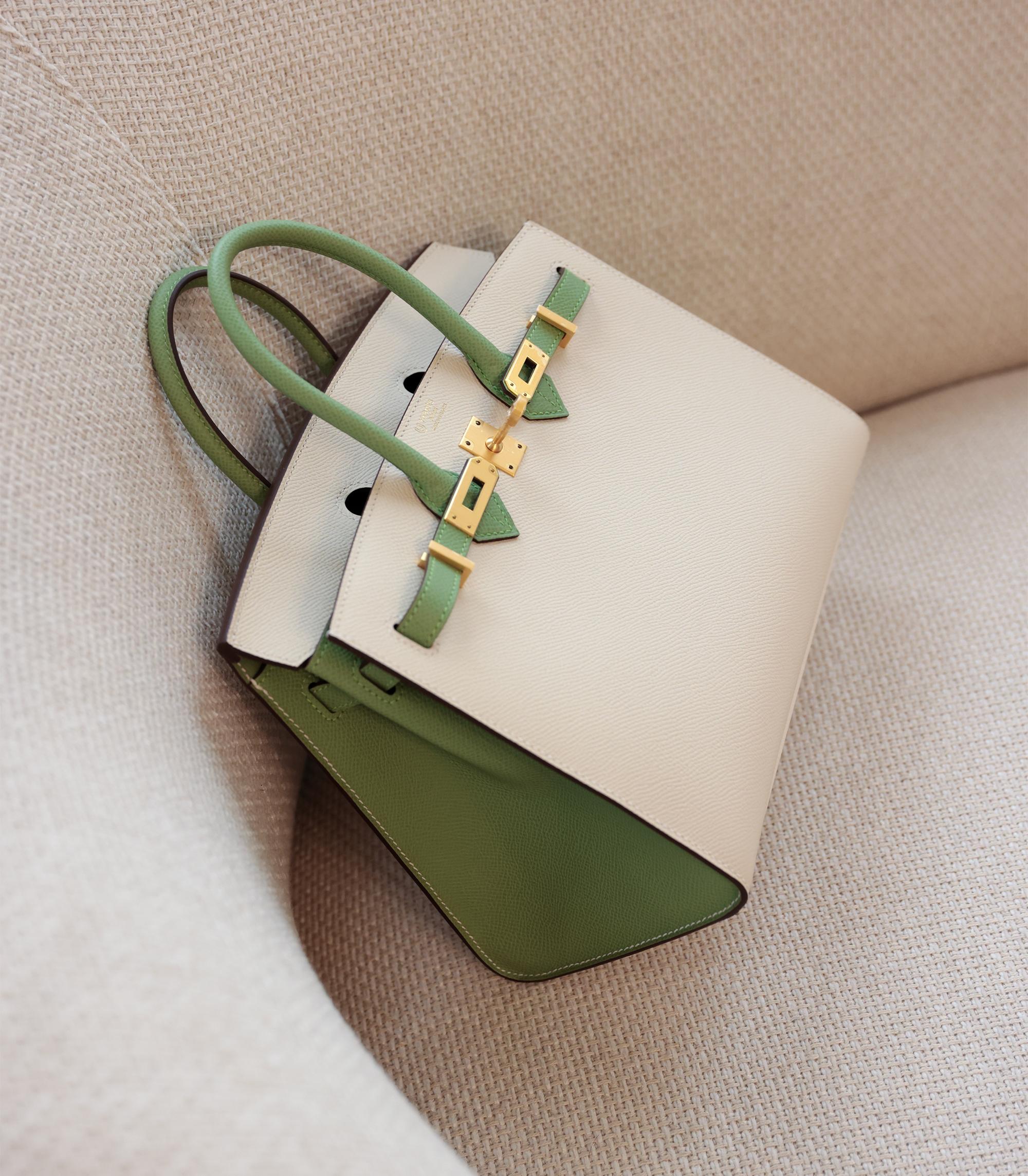 Hermès Craie & Vert Criquet Epsom Leather HSS Ordine Speciale Birkin 25cm Sellier

Dettagli del prodotto
Xupes Ref: BB031
Marchio: Hermès
Modello: Birkin 25cm
Tipo: Tote
Numero di serie: U
Età: 2022
Accompagnato da: sacchetto antipolvere Hermès,