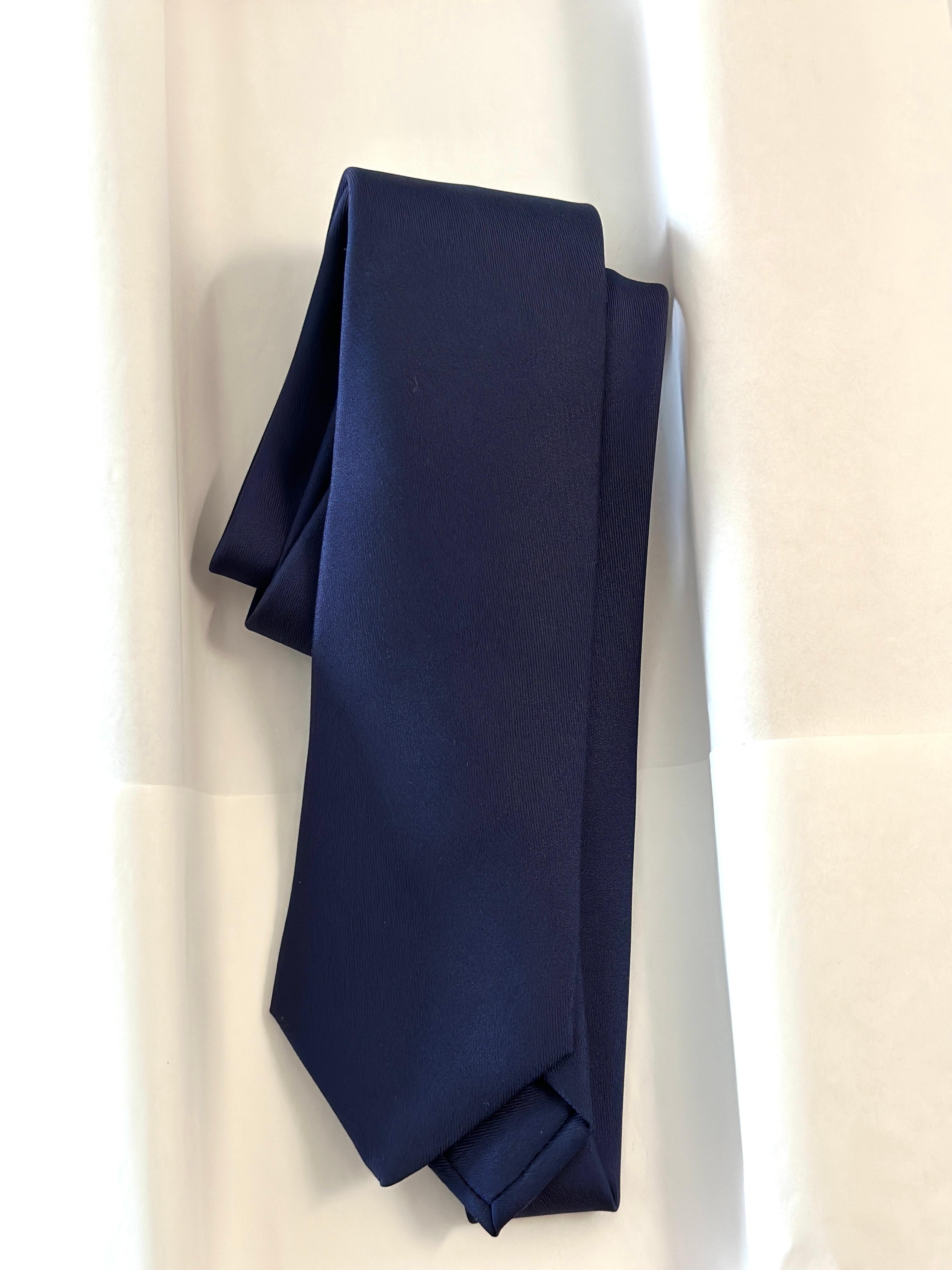 Hermes 7cm Lucky Silk Tie
This is not your dads tie! Perfect for todays man.
Color is a dark blue Marine
100% Silk
Hard to find this exact tie
Solid with a 