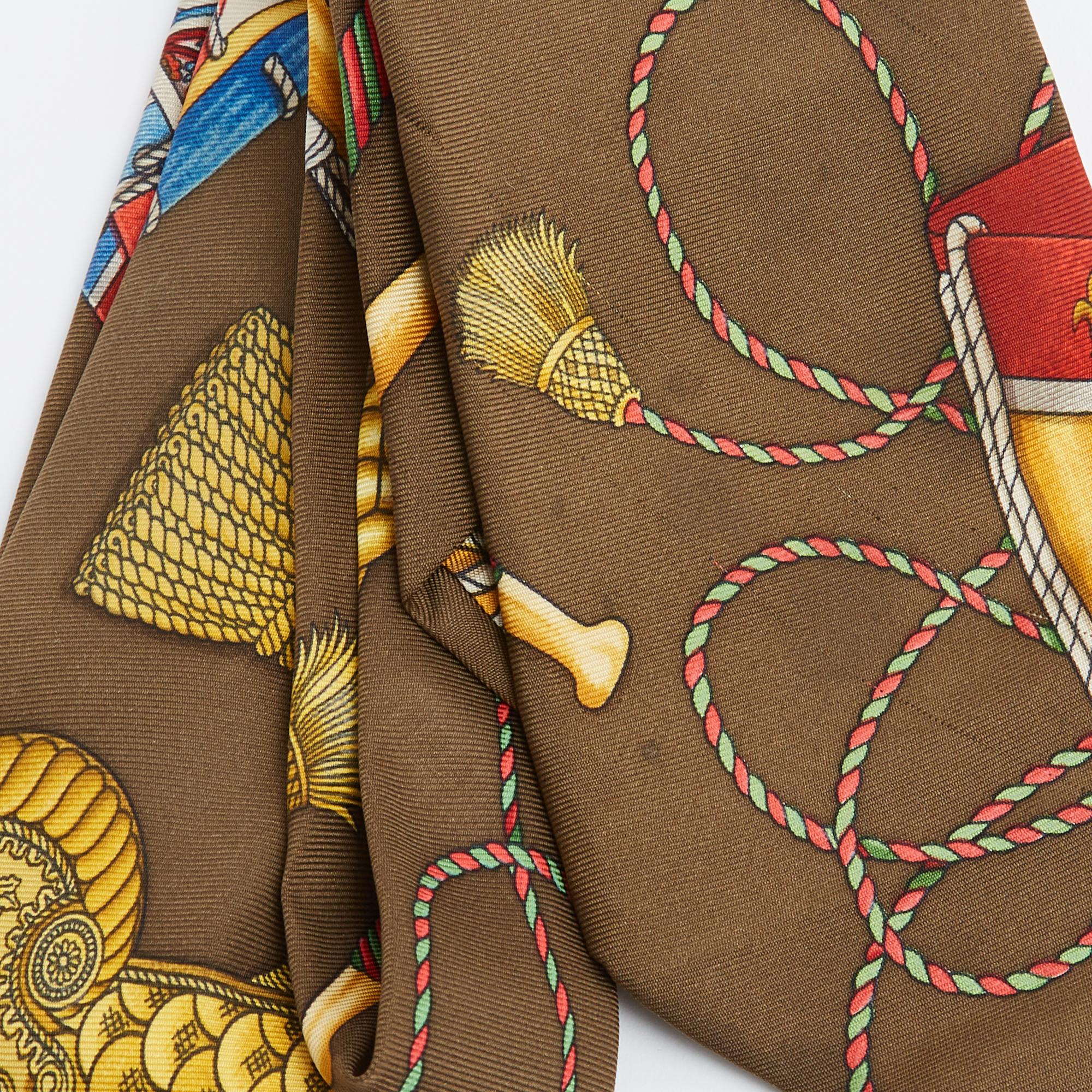 Hermès Cravate Twilly 1989 Tambours Écharpe en sergé de soie marron clair Nœud de cravate Hermès Bon état - En vente à PARIS, FR