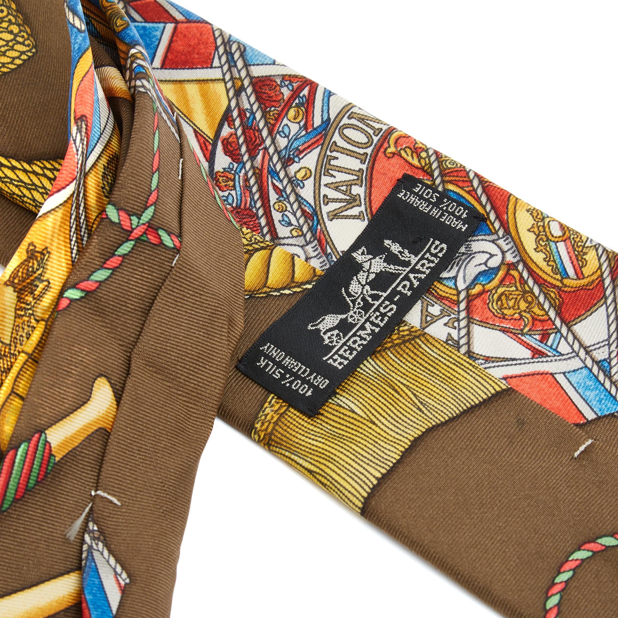 Hermès Cravate Twilly 1989 Tambours Écharpe en sergé de soie marron clair Nœud de cravate Hermès Unisexe en vente