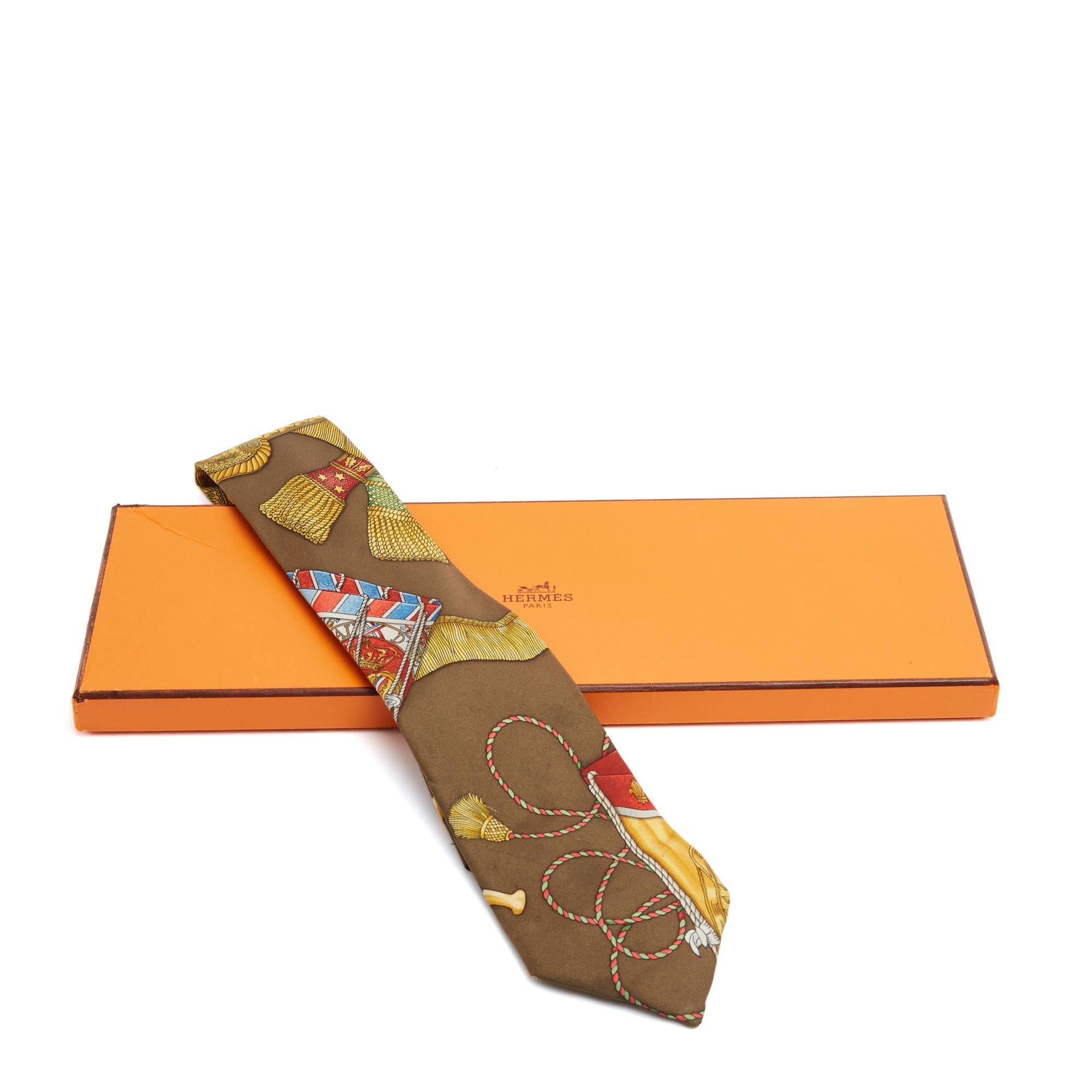 Hermès Cravate Twilly 1989 Tambours Écharpe en sergé de soie marron clair Nœud de cravate Hermès en vente 1